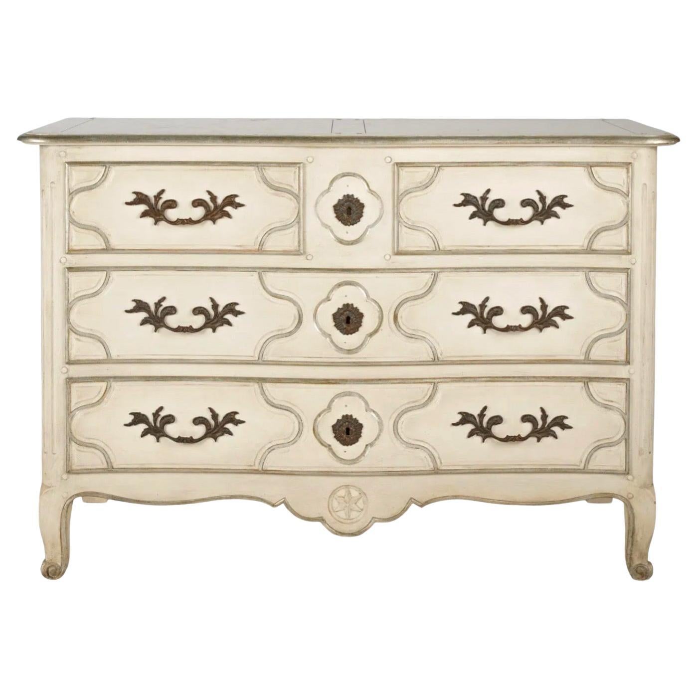 Elfenbeinfarbene Kommode im Louis-XV-Stil von Baker Furniture Co.  im Angebot