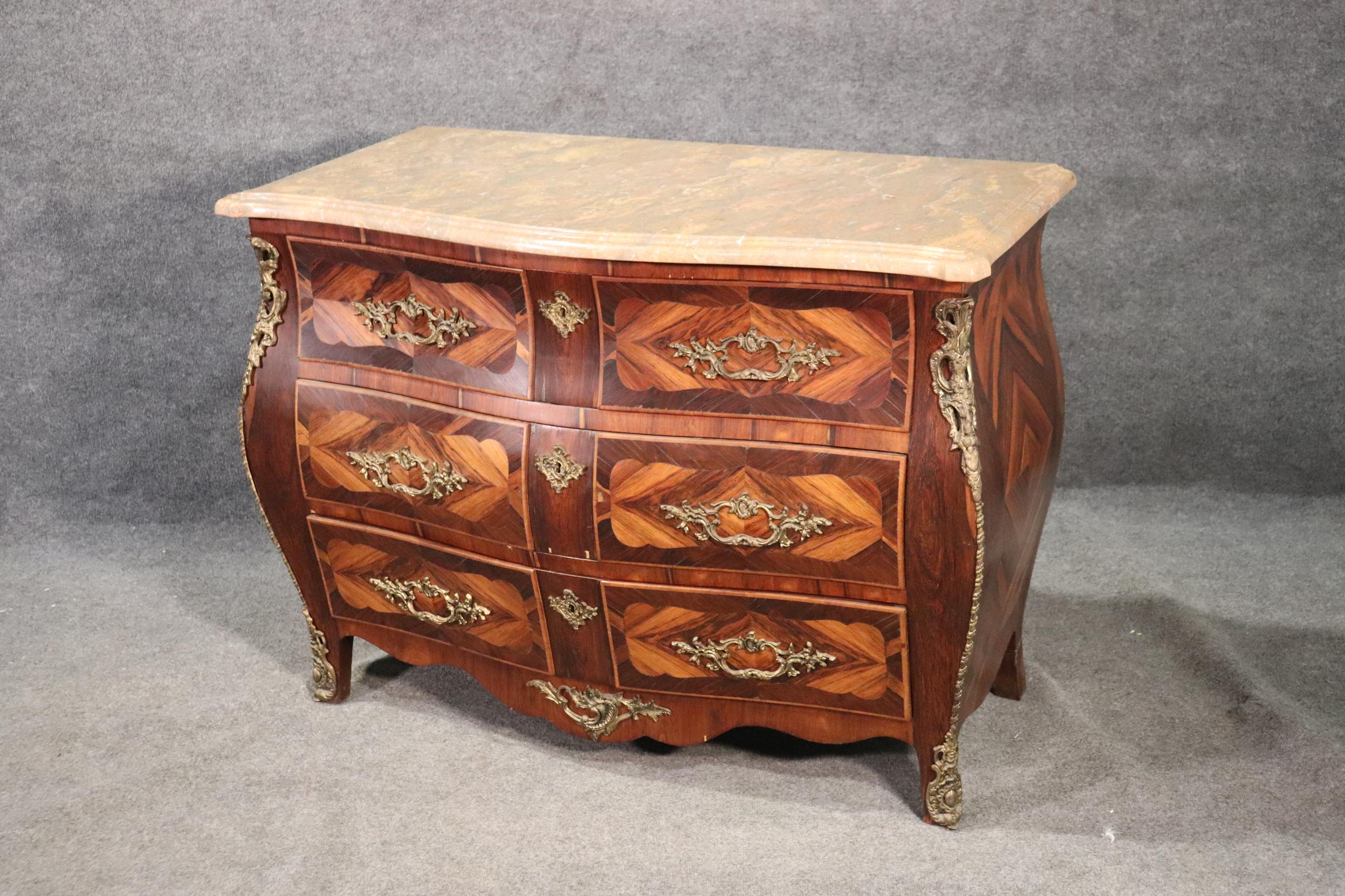 French Louis XV Style Kingwood Bombe Three Drawer Commode Dresser In Good Condition In Swedesboro, NJ