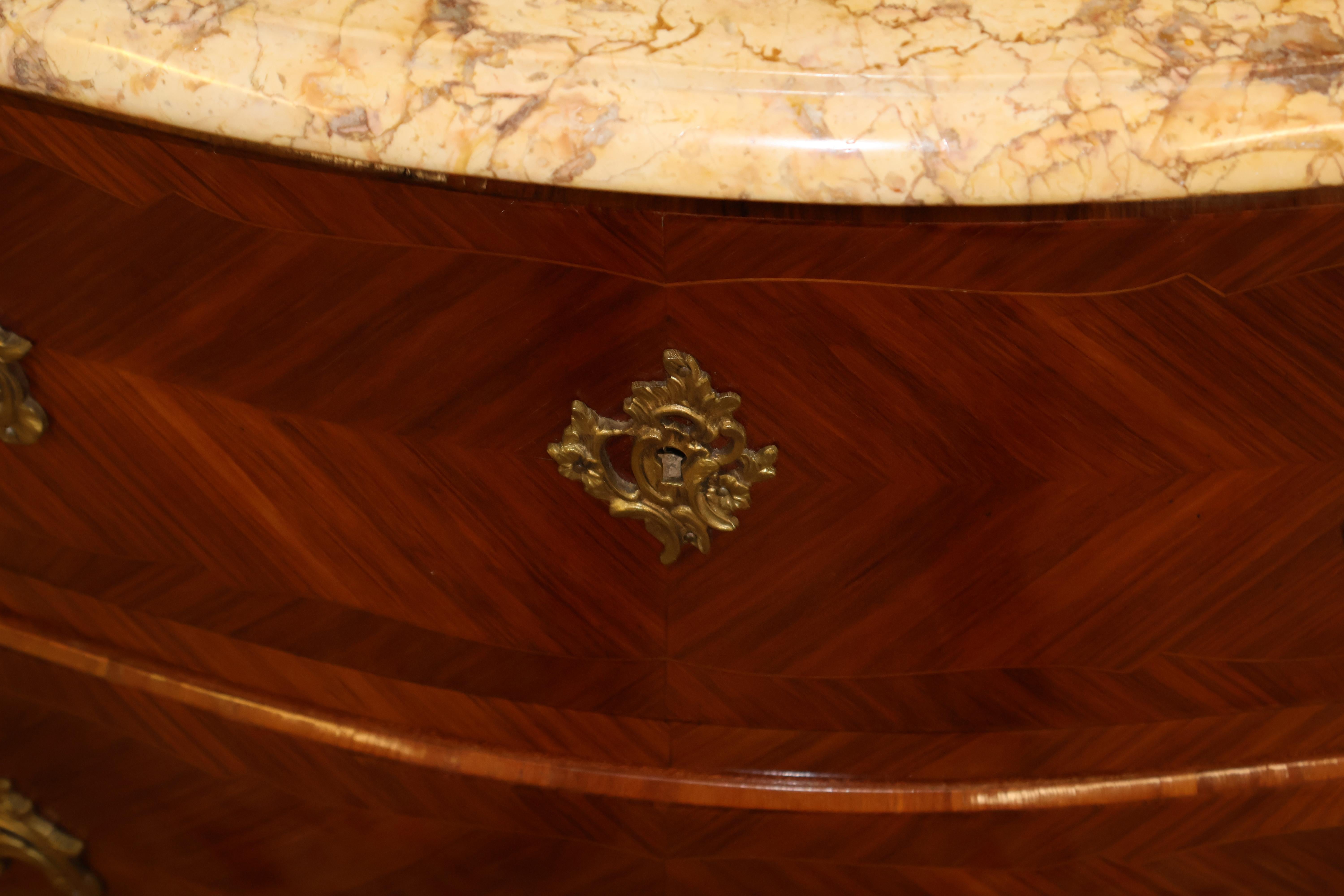 Commode en bois de roi de style Louis XV avec dessus en marbre Commode à tiroirs en vente 4