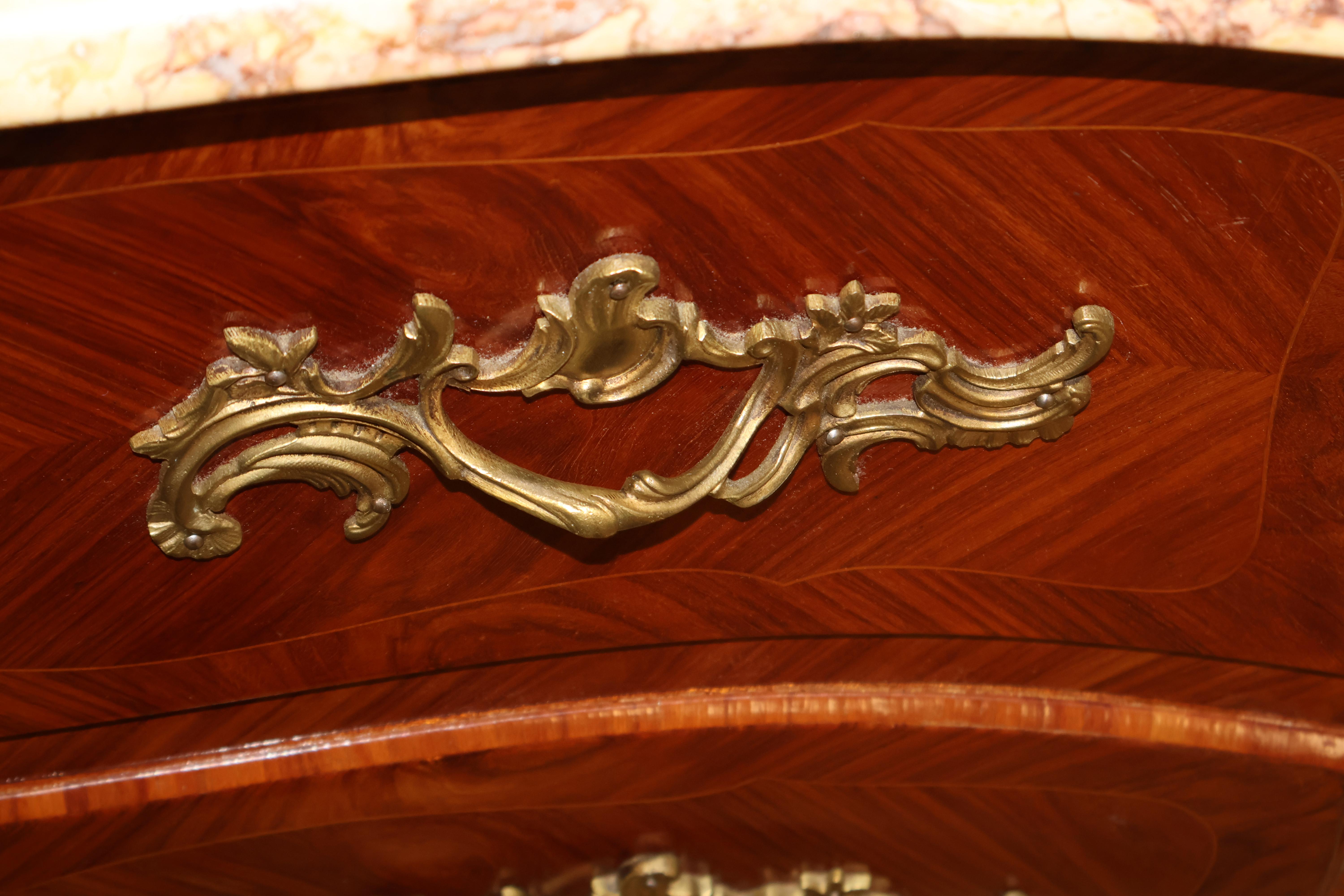 Französische Kommode im Louis-XV-Stil aus Veilchenholz mit Marmorplatte im Angebot 6