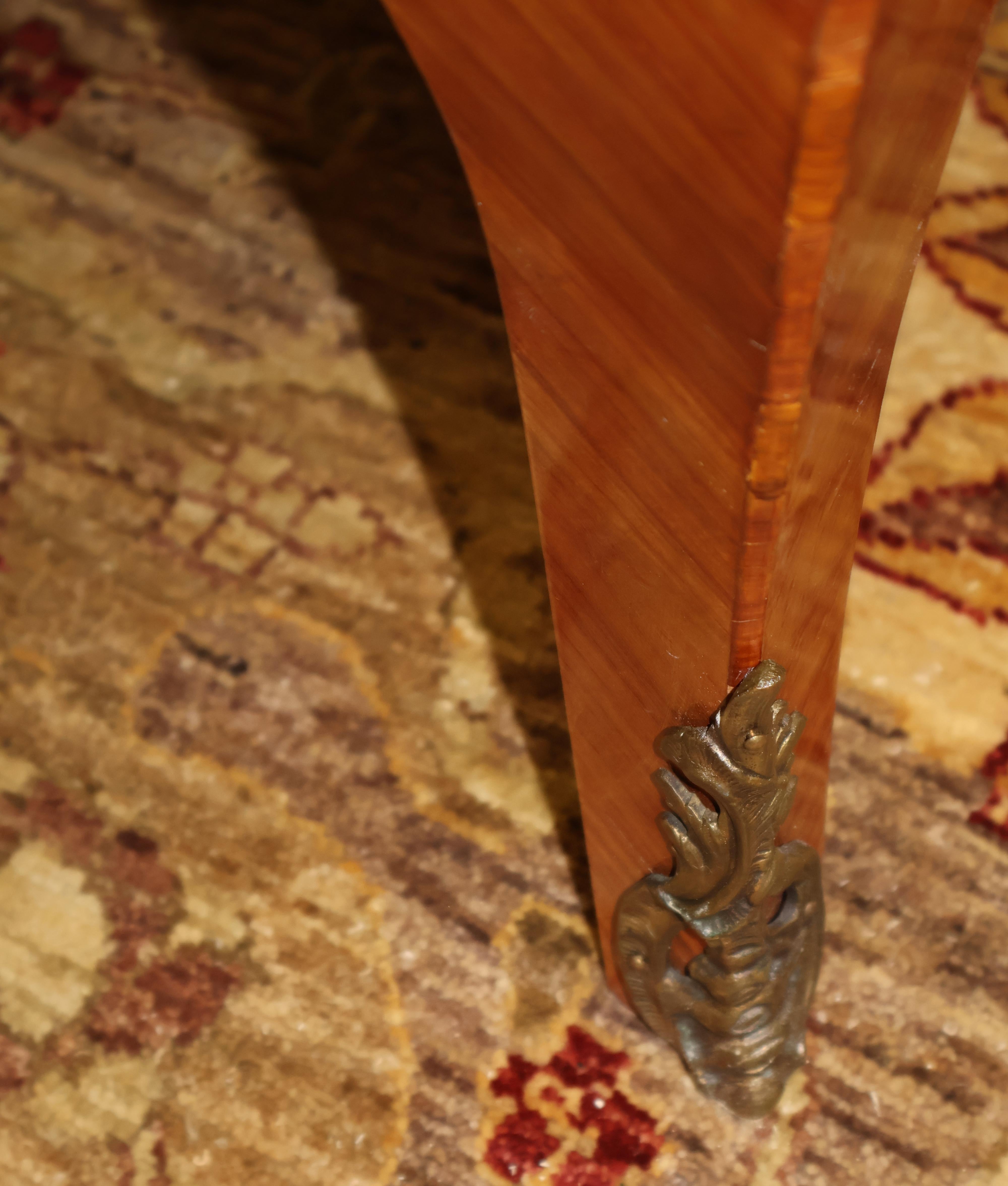 Commode en bois de roi de style Louis XV avec dessus en marbre Commode à tiroirs en vente 6