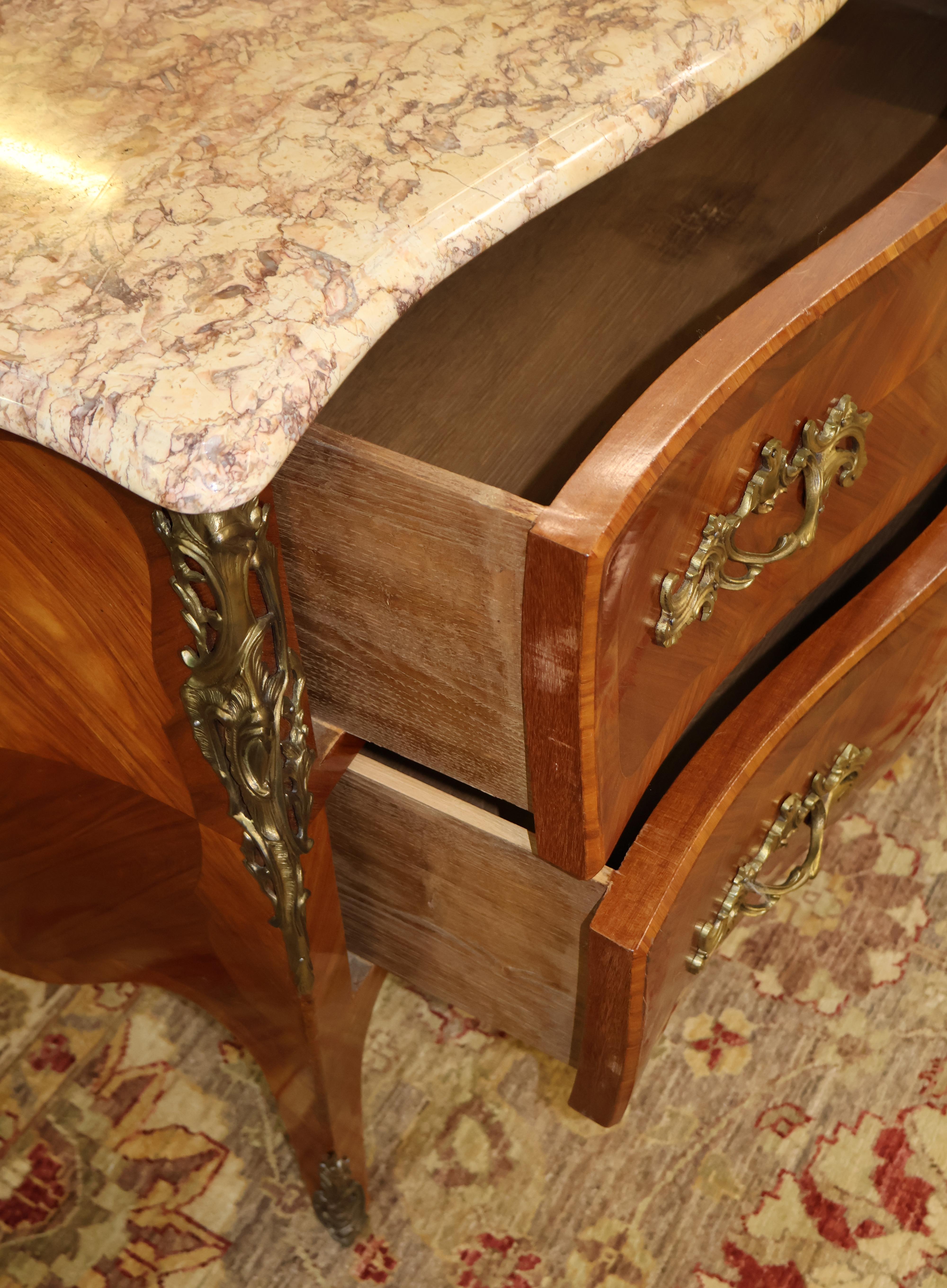 Commode en bois de roi de style Louis XV avec dessus en marbre Commode à tiroirs en vente 2