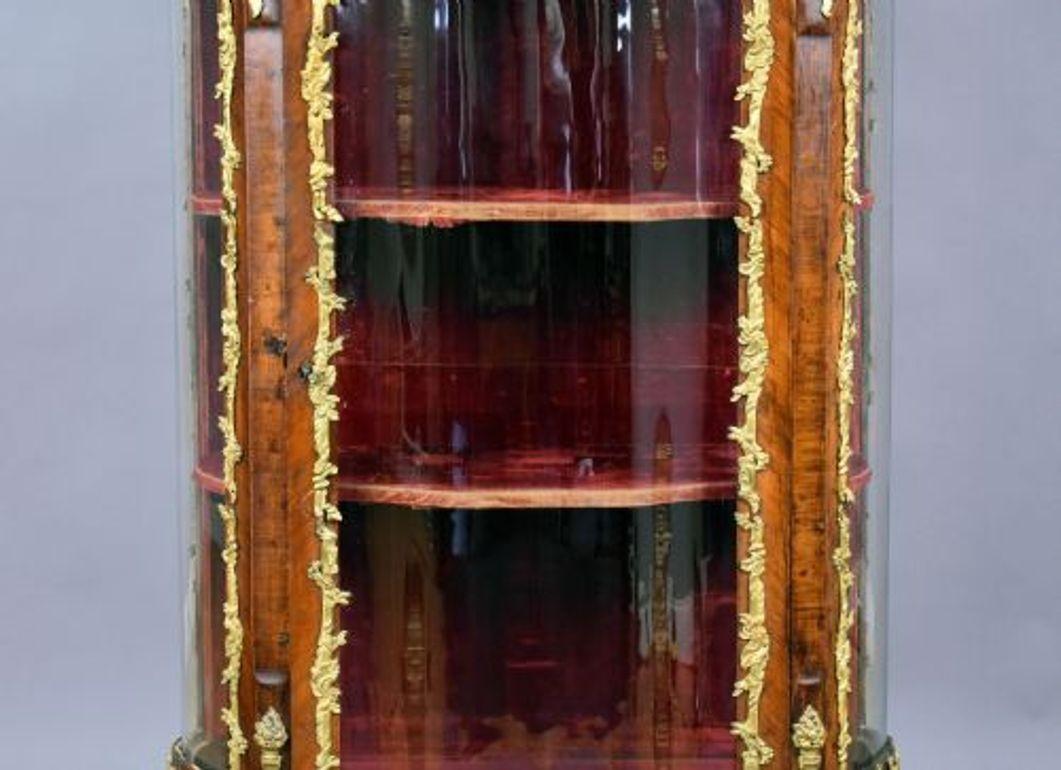 French Louis XV Style Kingwood & Ormolu Mounted Vitrine Cabinet In Good Condition For Sale In Chelmsford, Essex