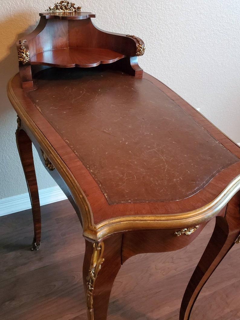 L'eleganza francese sofisticata è al suo massimo splendore: offriamo questo raro bonheur du jour (tavolo da scrittura - petite / scrivania da donna) del periodo Belle Époque, leggero e grazioso, con una patina splendidamente invecchiata.