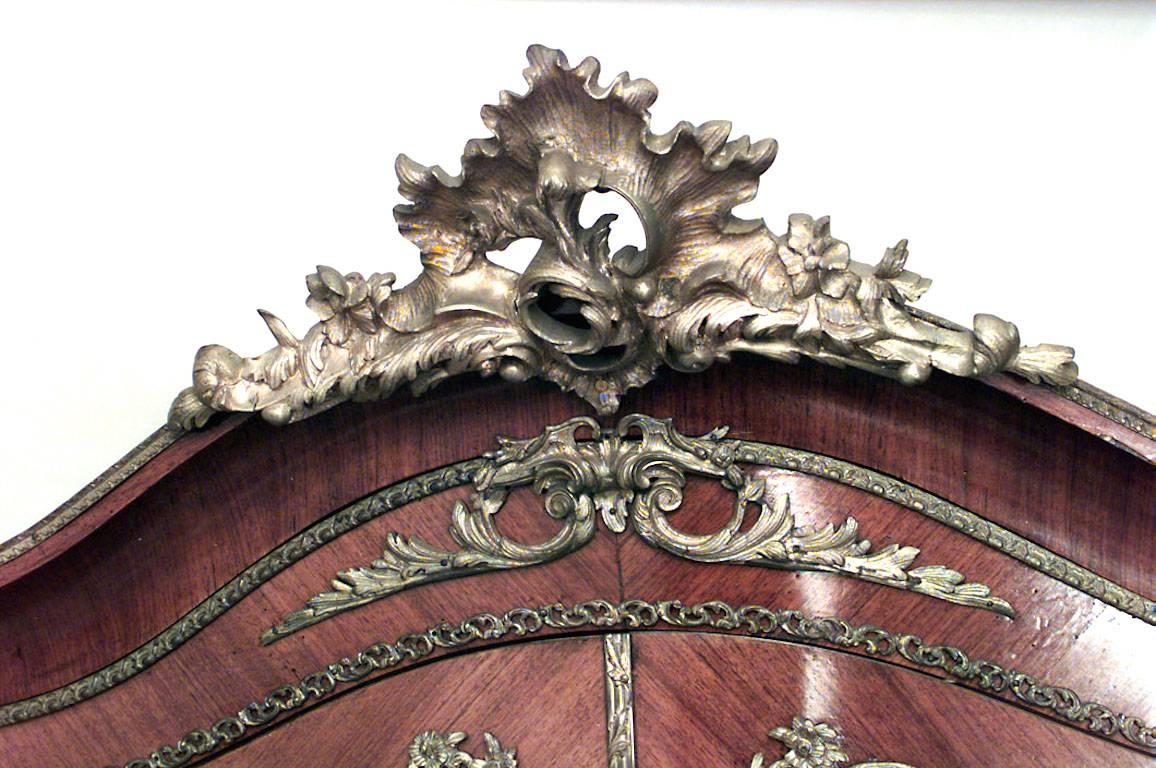 Französischer Vitrinenschrank im Louis XV-Stil (19. Jahrhundert) aus Königsholz mit 2 Türen, Bronzeverzierung und geformten Glasseiten
