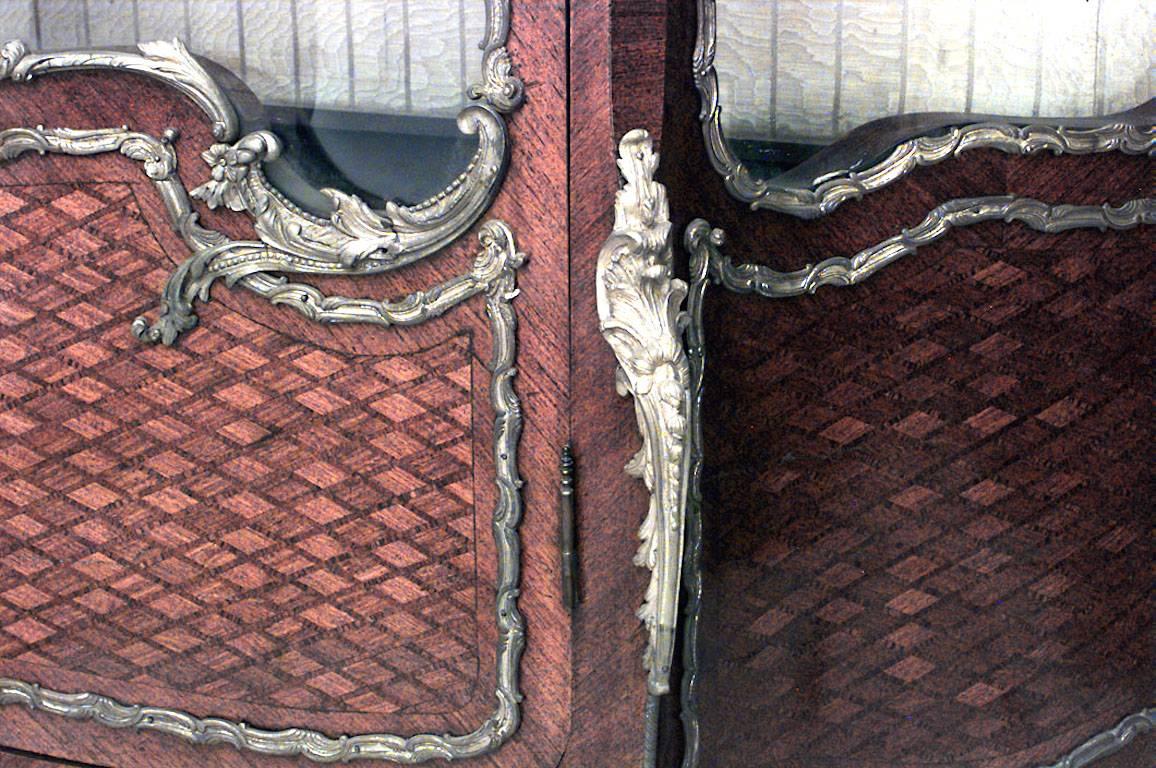 Vitrine/Schrank aus Veilchenholz im Louis-XV-Stil (Französisch) im Angebot