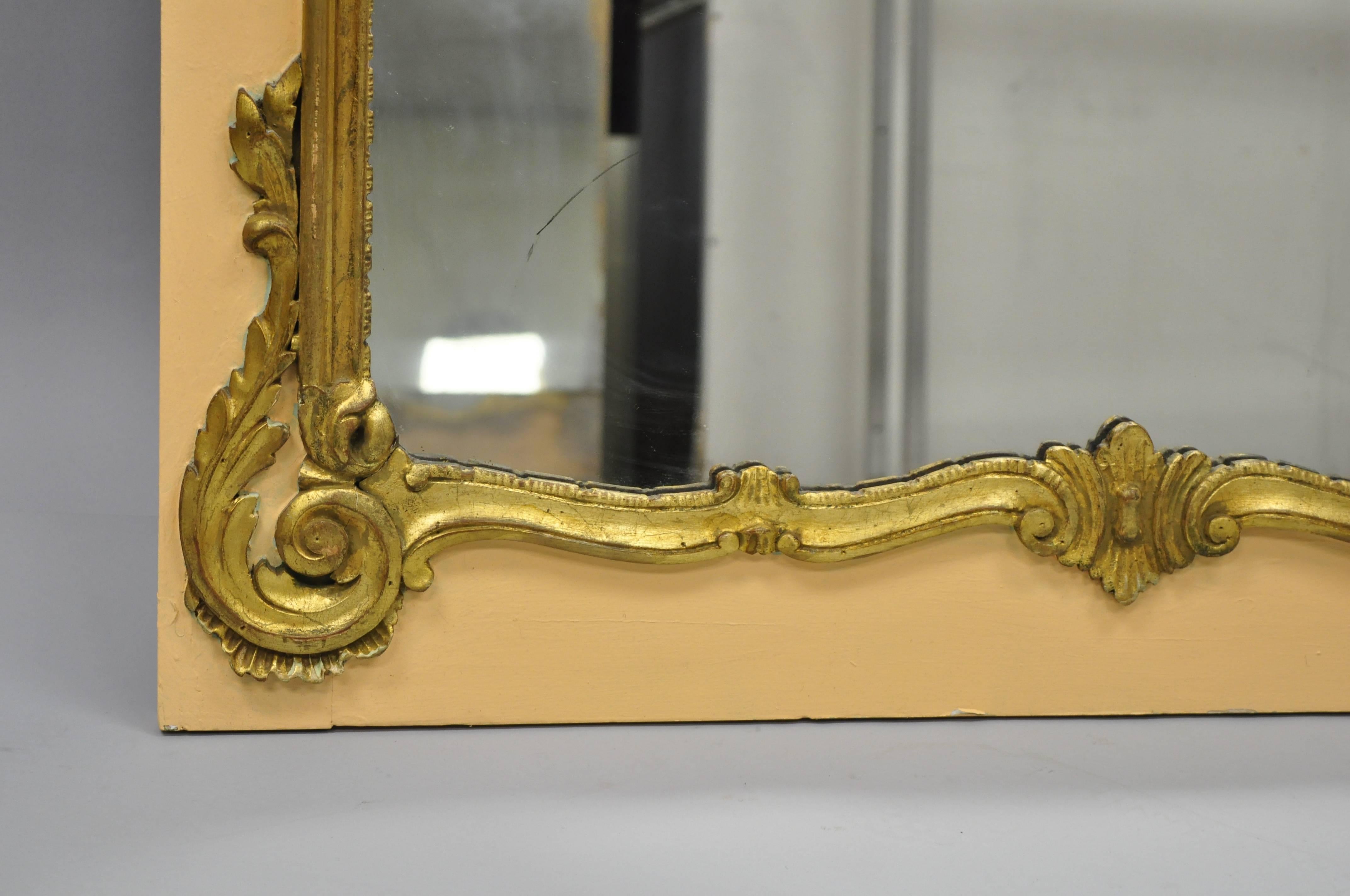Grand miroir mural Trumeau en bois doré de style Louis XV français pêche et or en vente 1