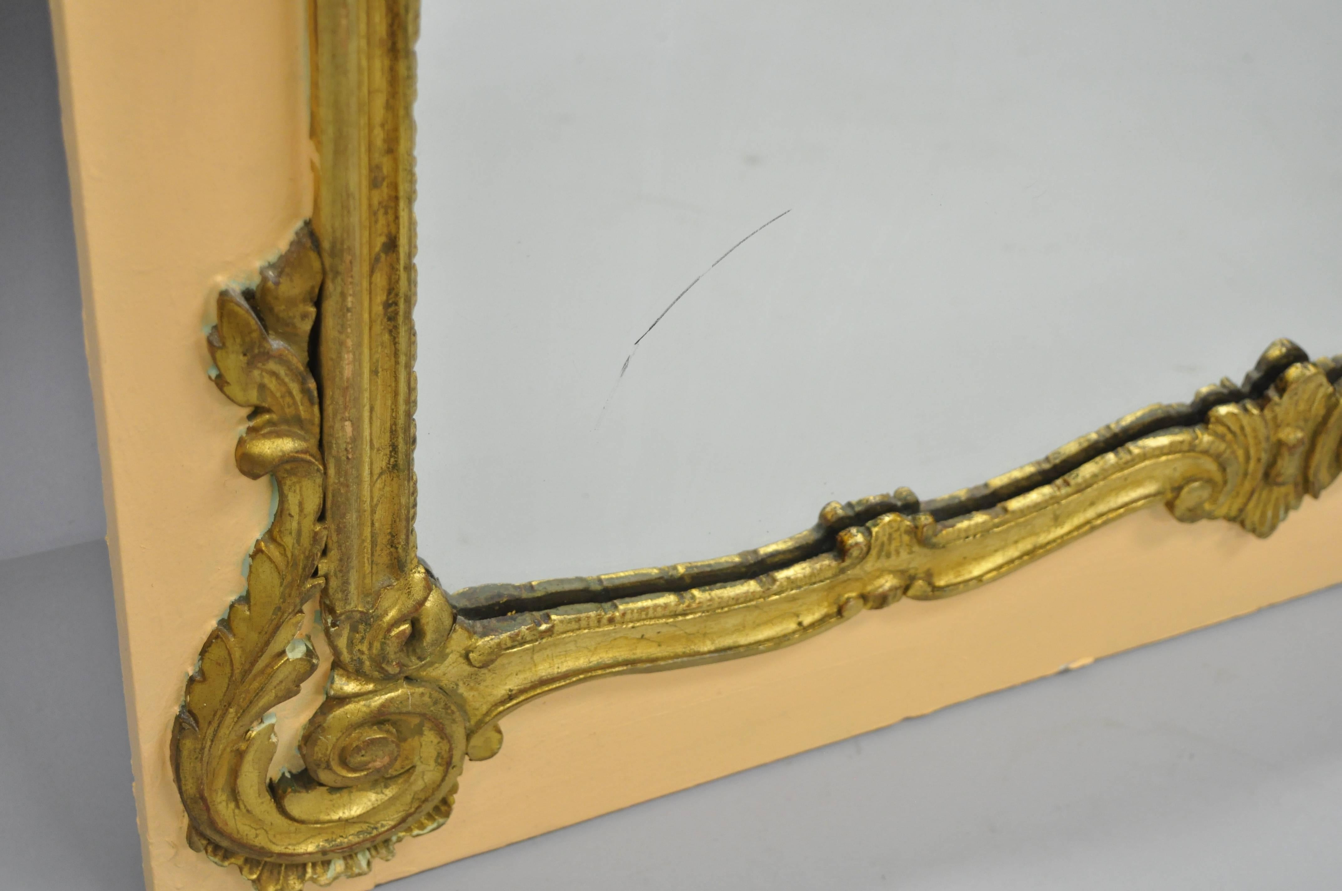 Grand miroir mural Trumeau en bois doré de style Louis XV français pêche et or en vente 2