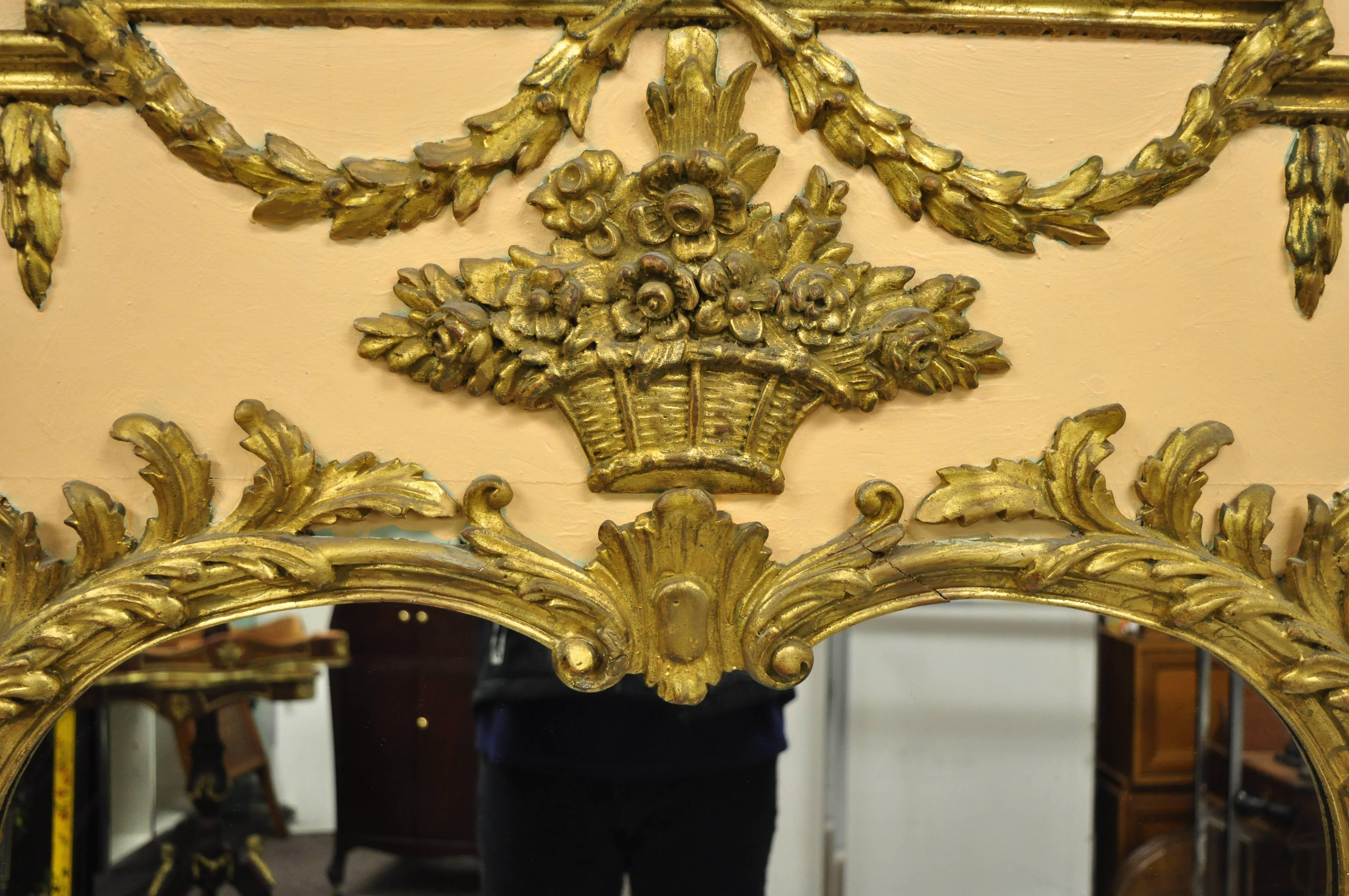 Grand miroir mural Trumeau en bois doré de style Louis XV français pêche et or en vente 3