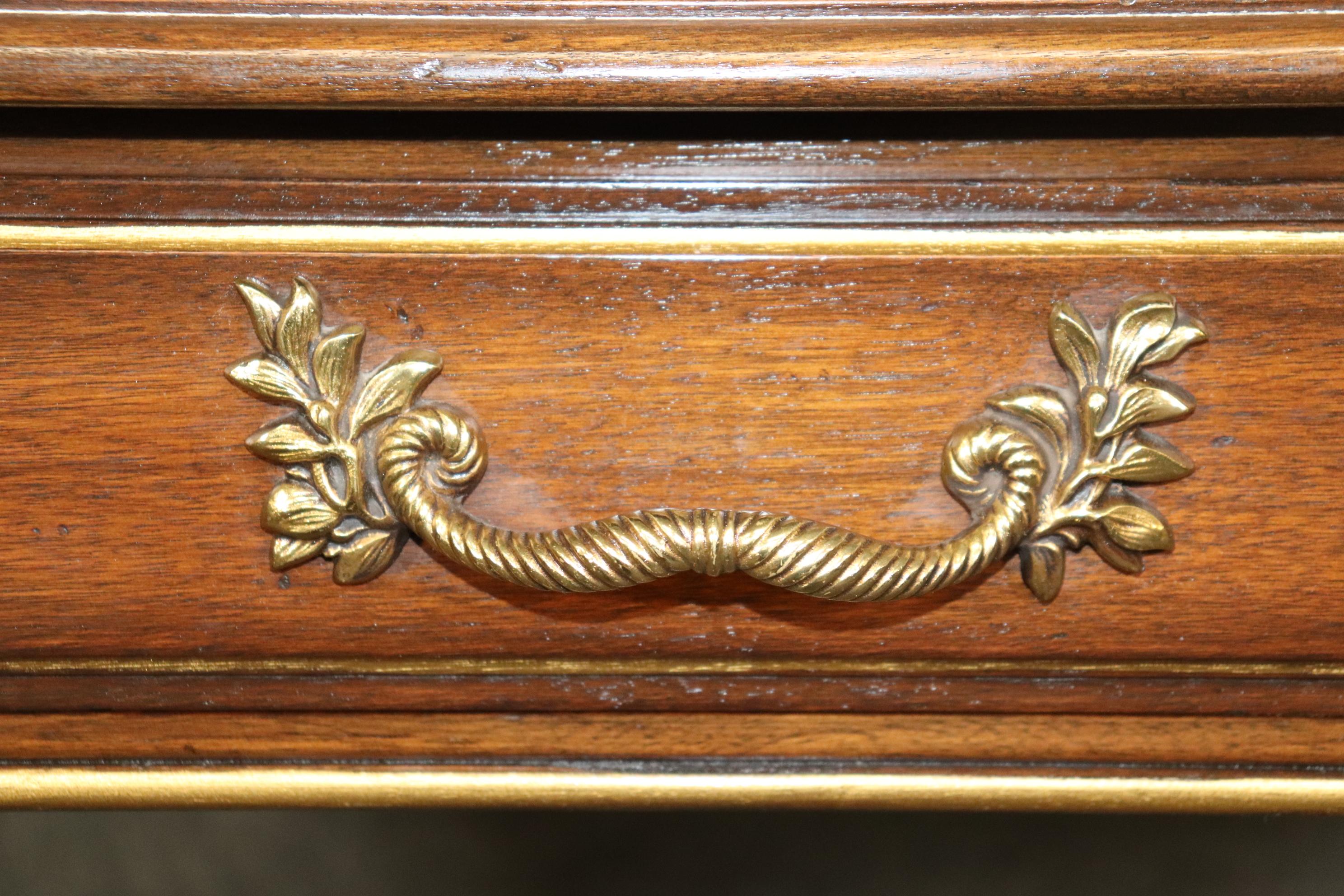 Bureau français de style Louis XV avec plateau en cuir et monture en laiton, à la manière de Baker en vente 3
