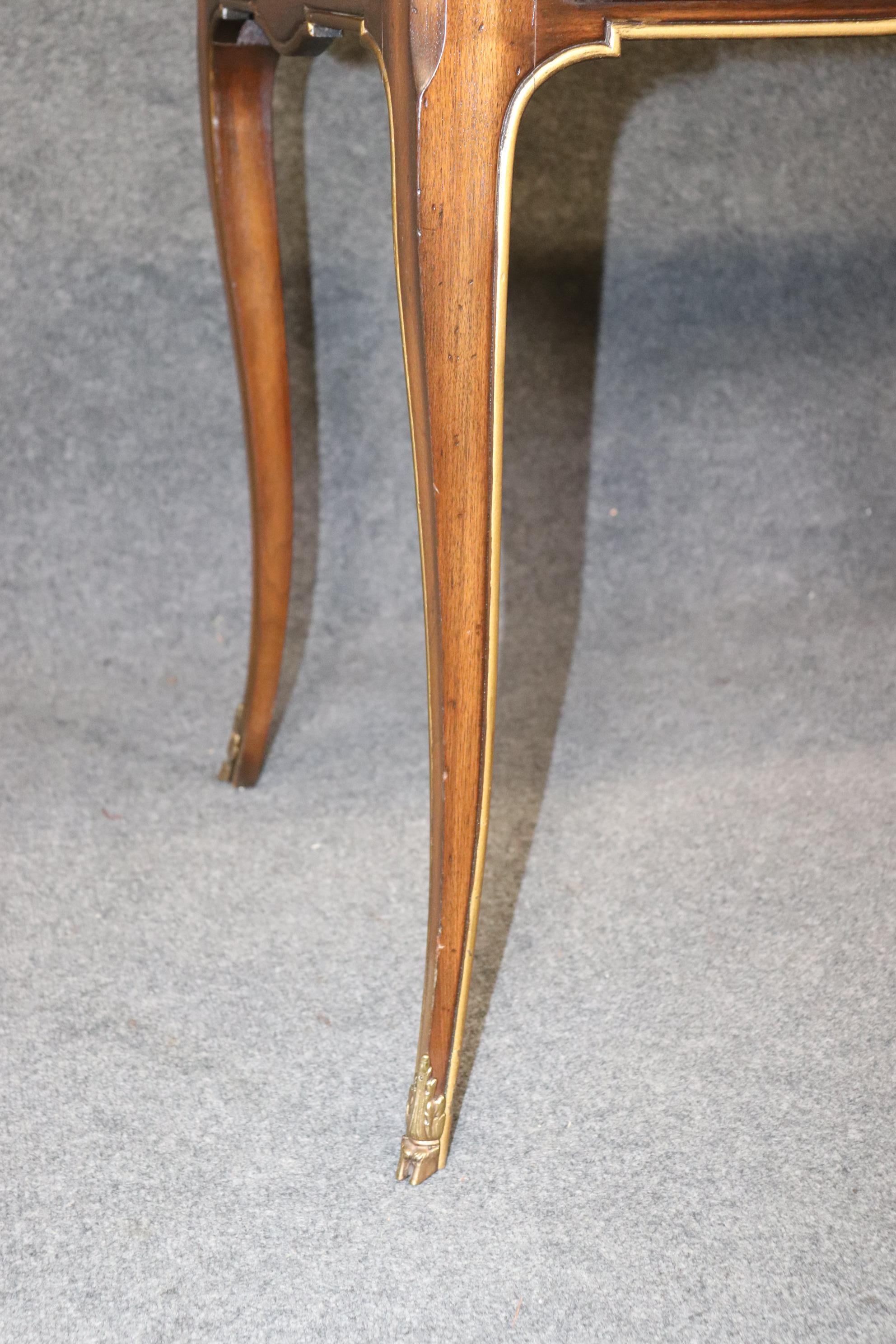 Bureau français de style Louis XV avec plateau en cuir et monture en laiton, à la manière de Baker en vente 4