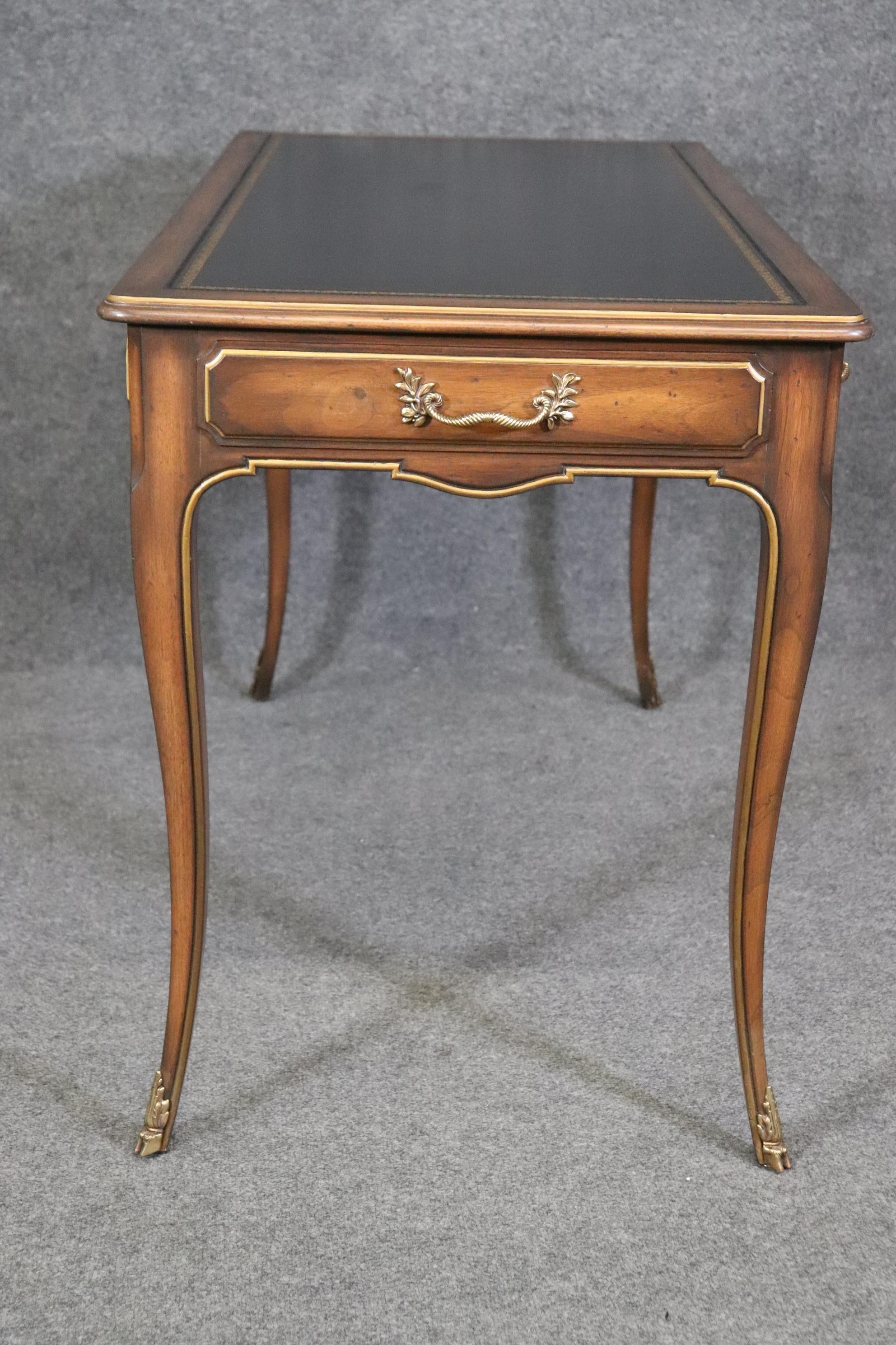 French Louis XV Style Leather Top and Brass Mounted Desk in the Manner of Baker In Good Condition For Sale In Swedesboro, NJ