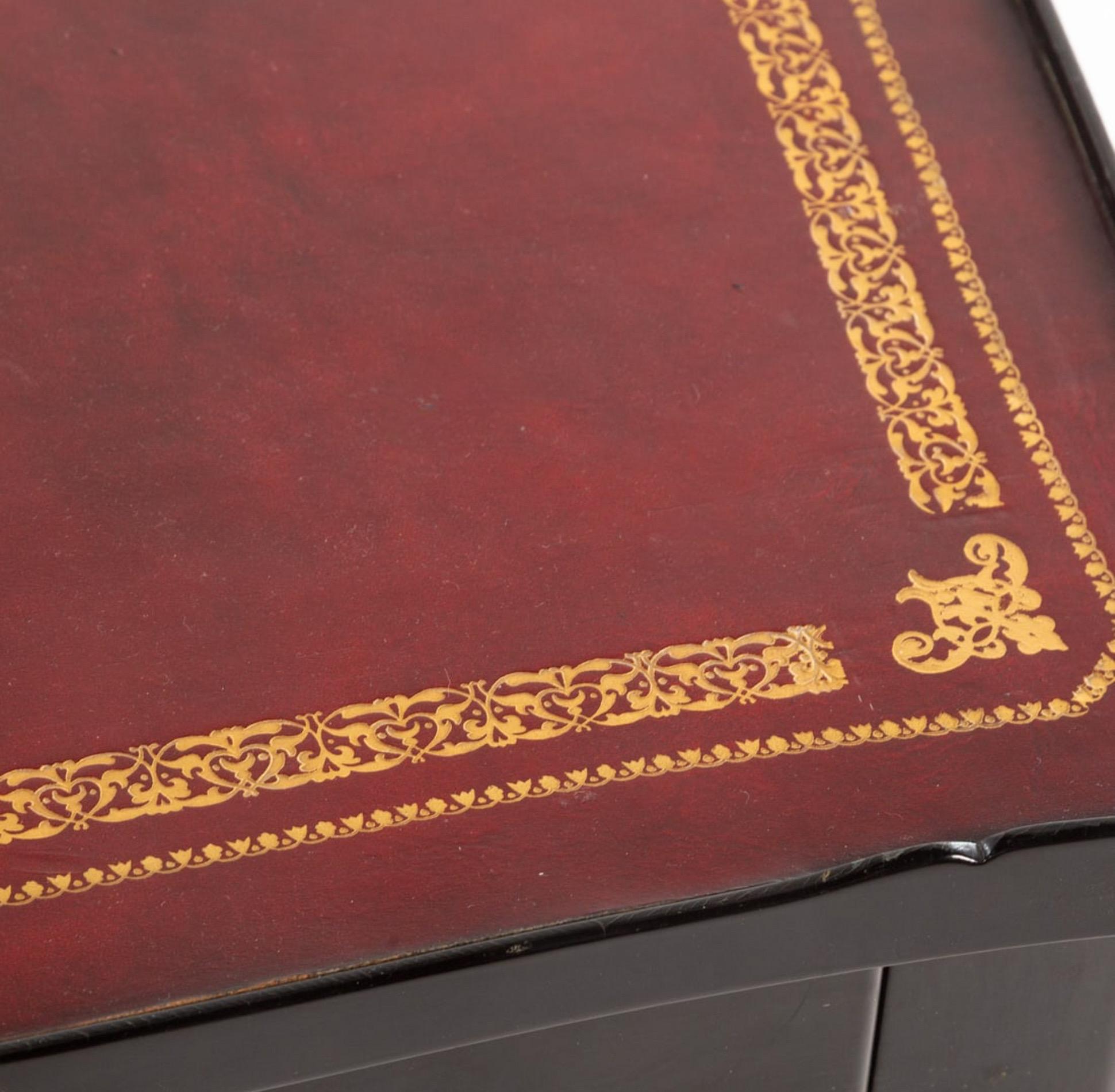 XX secolo Scrivania francese in stile Luigi XV con piano in pelle, bronzo e lacca nera di Bodart in vendita