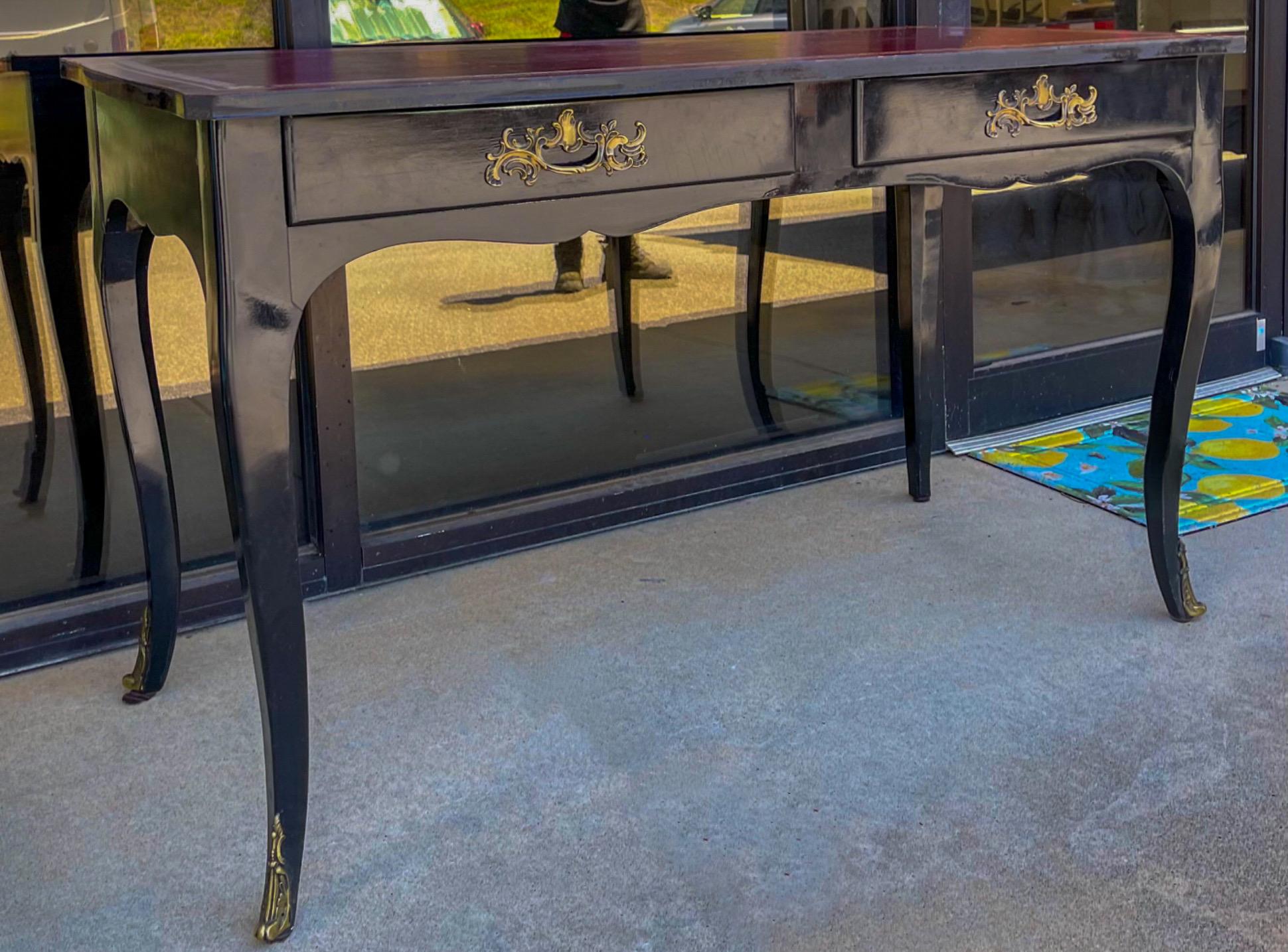 Scrivania francese in stile Luigi XV con piano in pelle, bronzo e lacca nera di Bodart in vendita 2