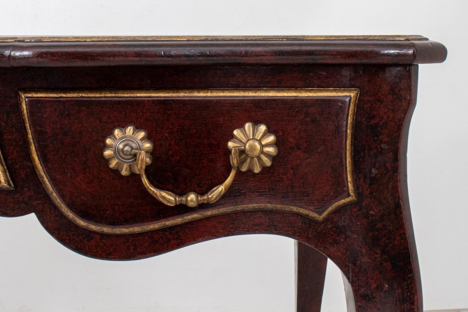 Französisch Louis XV-Stil lackiertem Holz Schreibtisch mit einer langen Schublade von zwei kurzen Schubladen flankiert, eingefügt Lederplatte mit vergoldeten Rand, auf vier Kabriole Beine mit vergoldeten Metallbeschlägen in der Nähe