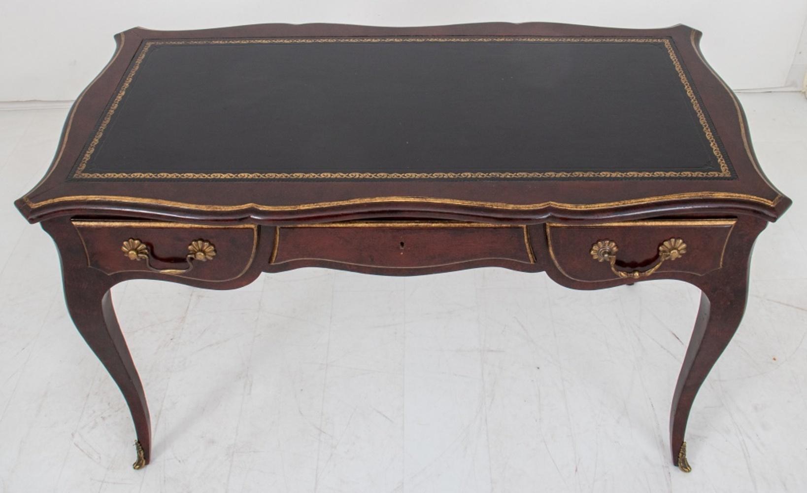 Französischer Louis XV Stil Schreibtisch mit Lederplatte im Zustand „Gut“ im Angebot in Astoria, NY