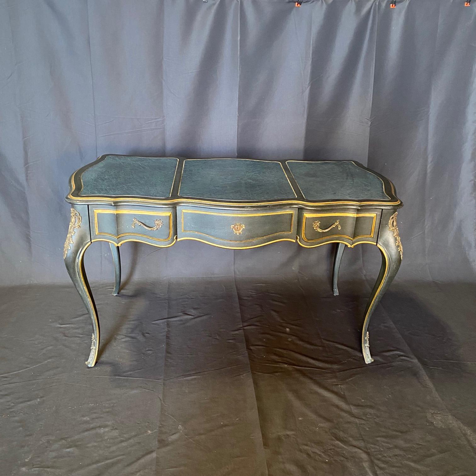 Diese schöne Drexel Vintage Schreibtisch in der Französisch Louis XV-Stil umfasst eine passende Louis XV-Stil Stuhl und zeigt schöne Französisch Provincial Stil mit geschwungenen Cabriole Beine, 3 Schubladen mit Messing Akanthus Blatt zieht und eine