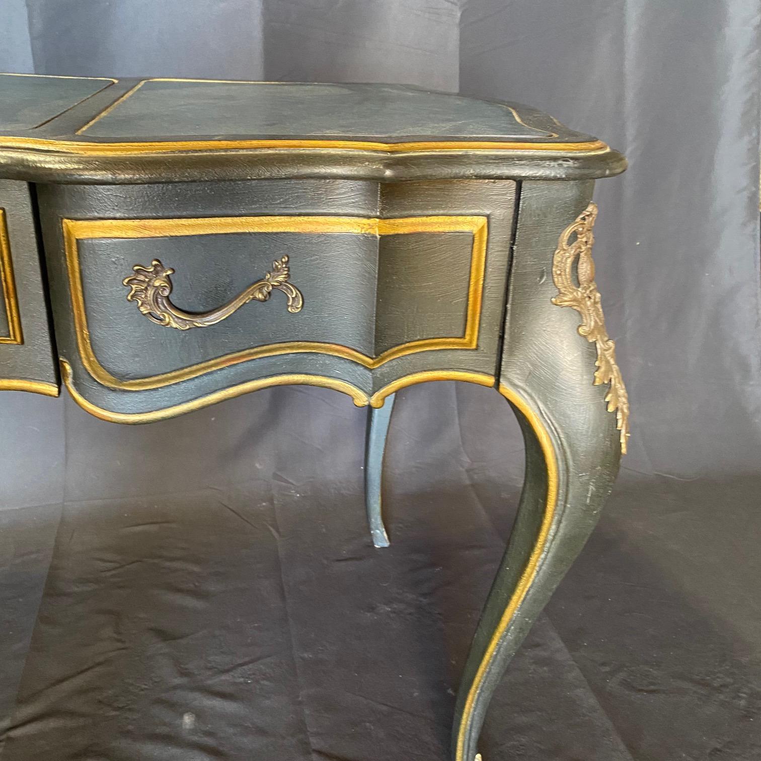 Französischer Schreibtisch im Louis-XV-Stil mit Lederplatte und passender Schreibtischstuhl (Louis XV.) im Angebot