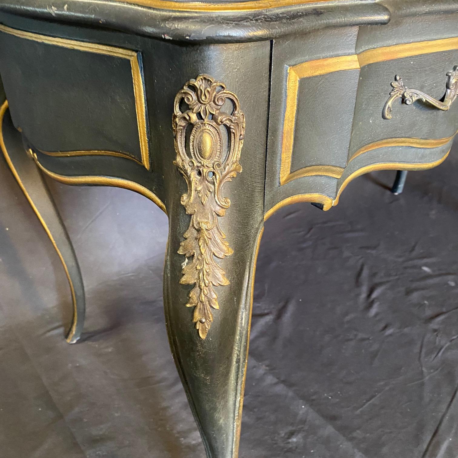 Französischer Schreibtisch im Louis-XV-Stil mit Lederplatte und passender Schreibtischstuhl (amerikanisch) im Angebot