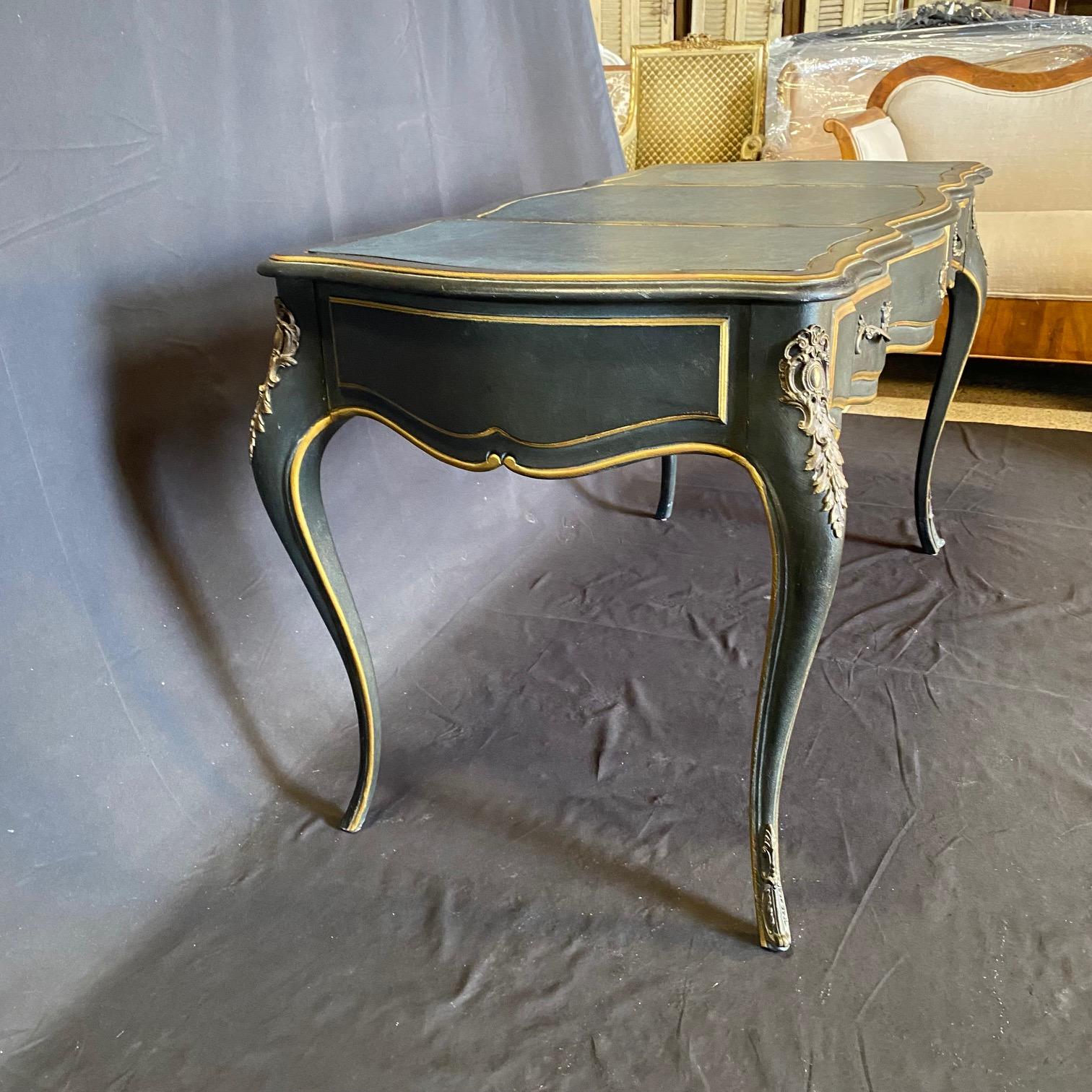 Französischer Schreibtisch im Louis-XV-Stil mit Lederplatte und passender Schreibtischstuhl im Zustand „Gut“ im Angebot in Hopewell, NJ