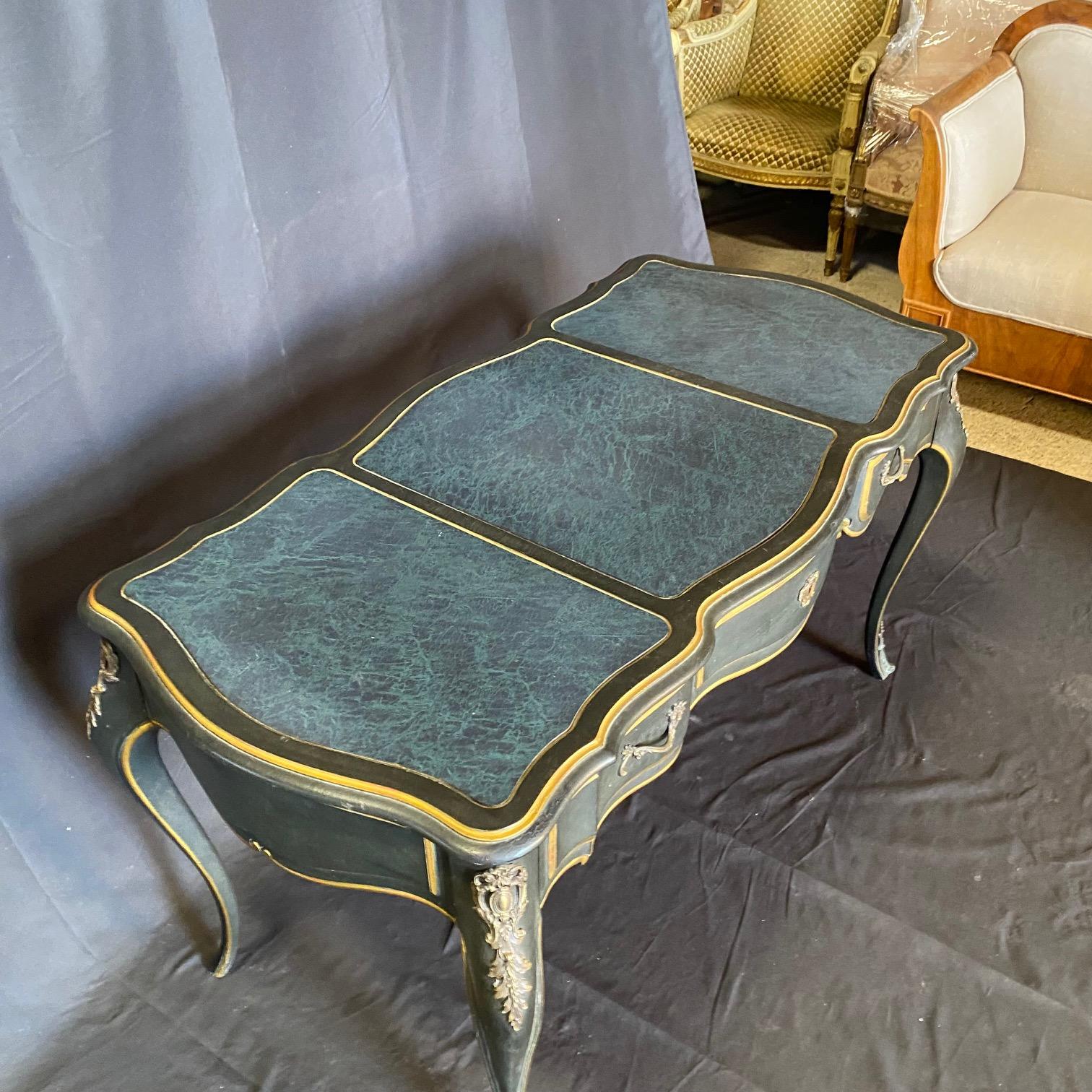 Französischer Schreibtisch im Louis-XV-Stil mit Lederplatte und passender Schreibtischstuhl (Ende des 20. Jahrhunderts) im Angebot