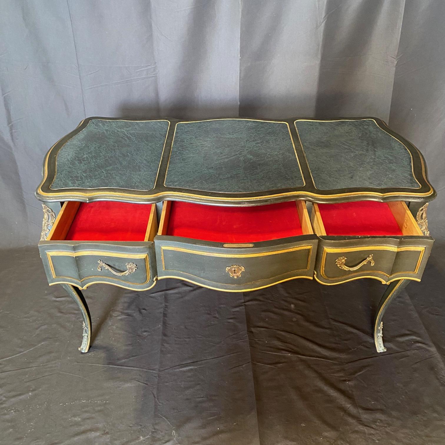Französischer Schreibtisch im Louis-XV-Stil mit Lederplatte und passender Schreibtischstuhl (Gehstock) im Angebot