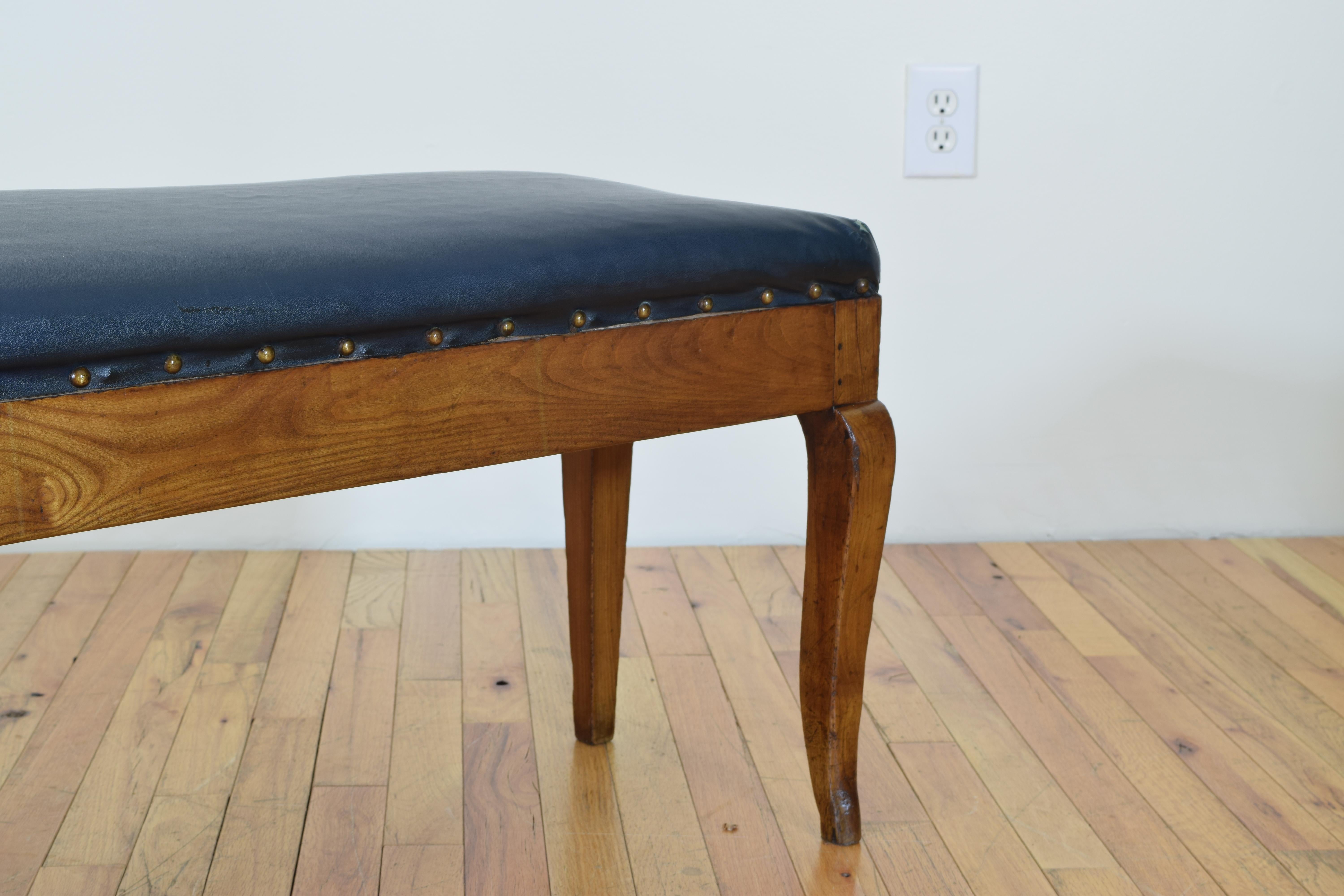 French Louis XV Style Light Oak and Upholstered Long Bench, Early 20th Century 3