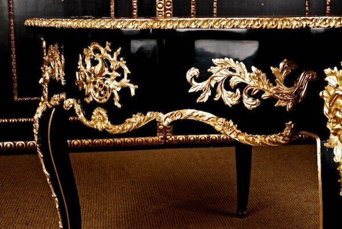 Table de salon française de style Louis XV polie noire, avec garnitures en bronze en vente 4