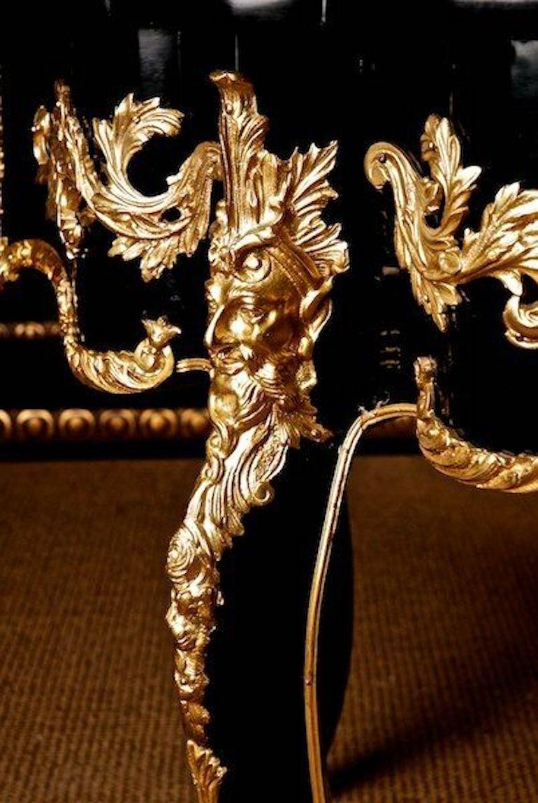 Effet bronze Table de salon française de style Louis XV polie noire, avec garnitures en bronze en vente