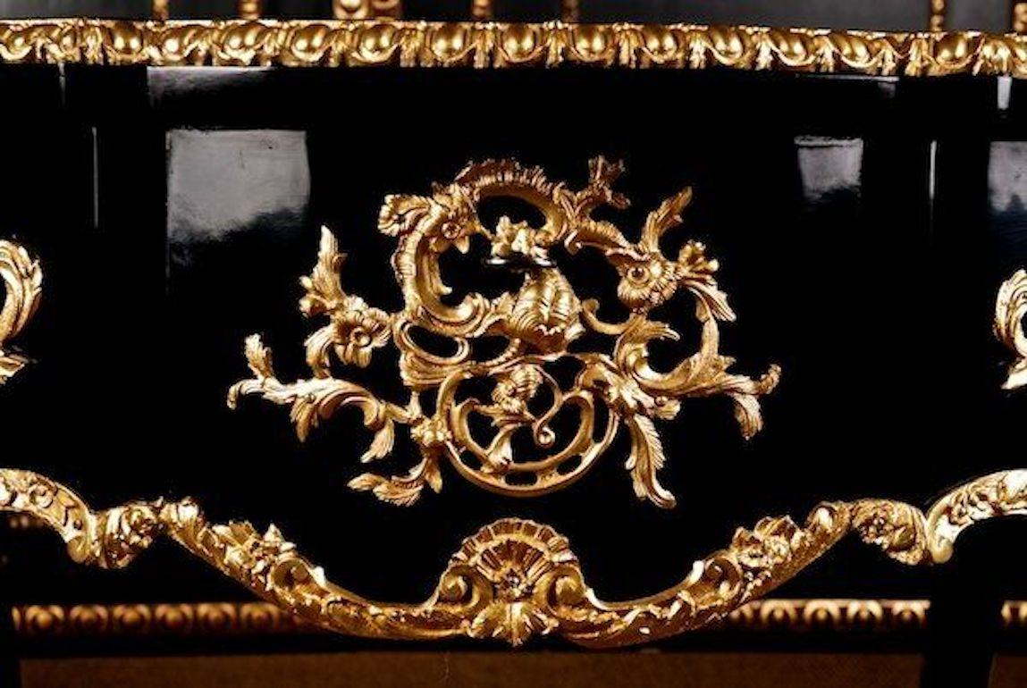20ième siècle Table de salon française de style Louis XV polie noire, avec garnitures en bronze en vente