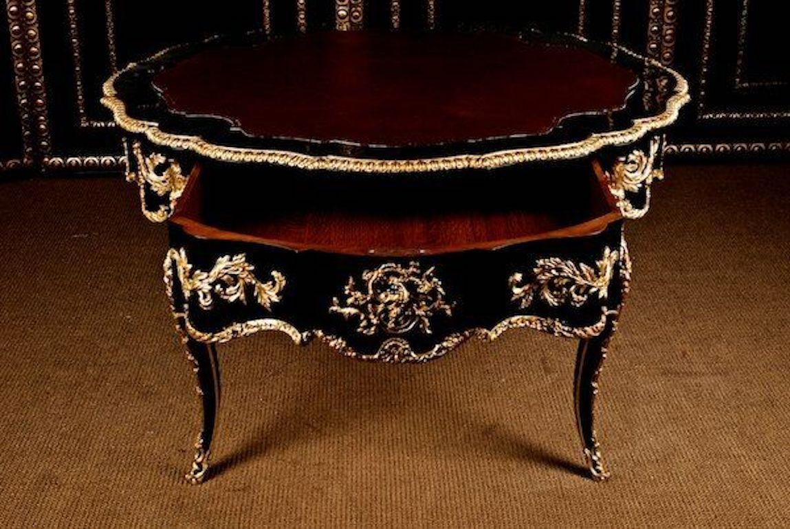 Bois Table de salon française de style Louis XV polie noire, avec garnitures en bronze en vente