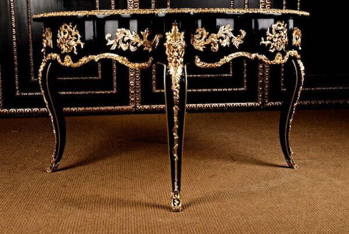 Table de salon française de style Louis XV polie noire, avec garnitures en bronze en vente 2