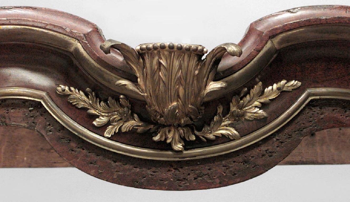 Francese Letto a baldacchino francese in stile Luigi XV in mogano e bronzo in vendita