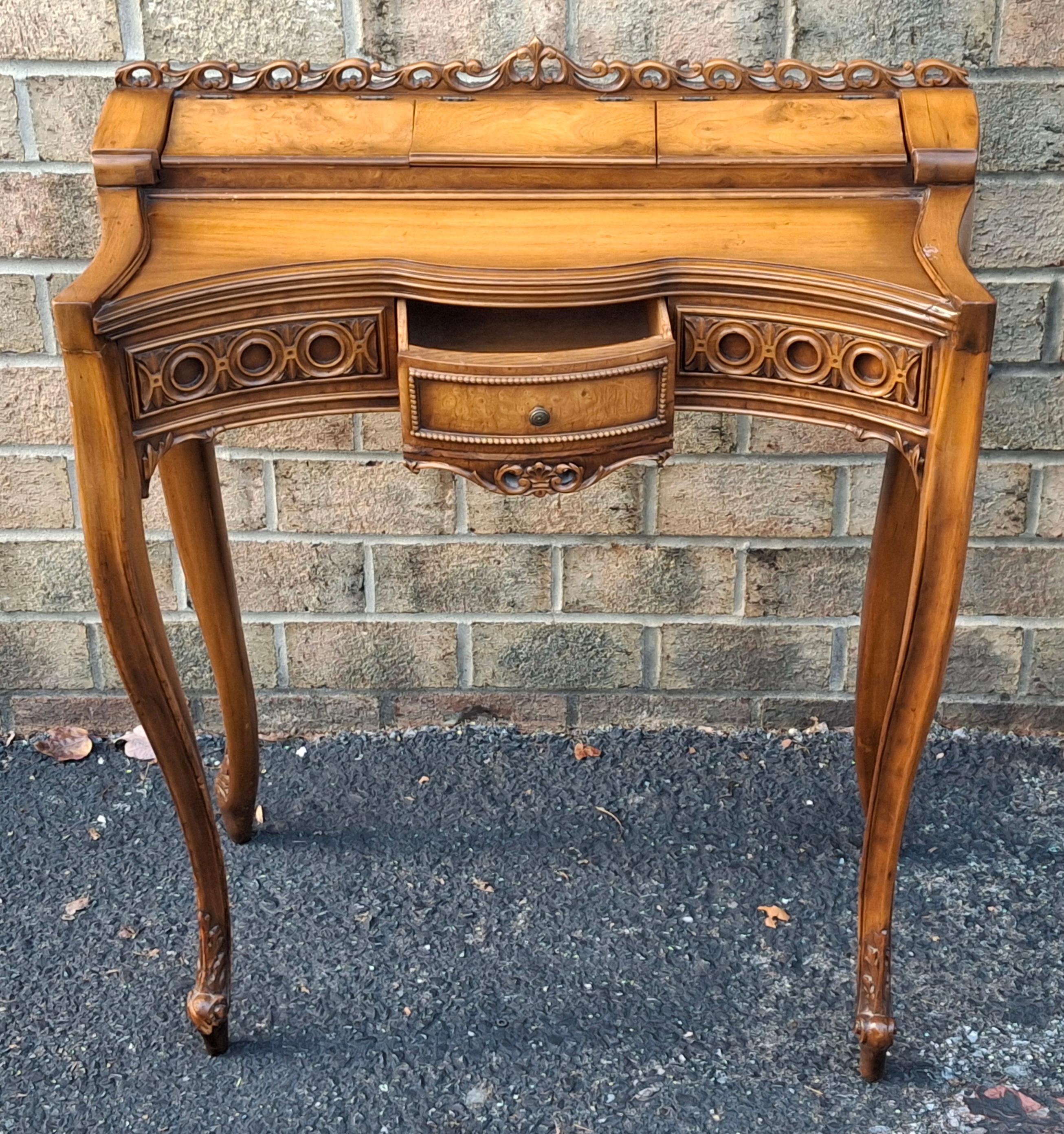 Französischer Schreibtisch aus Mahagoni und Wurzelholz im Louis XV-Stil für Damen (19. Jahrhundert) im Angebot