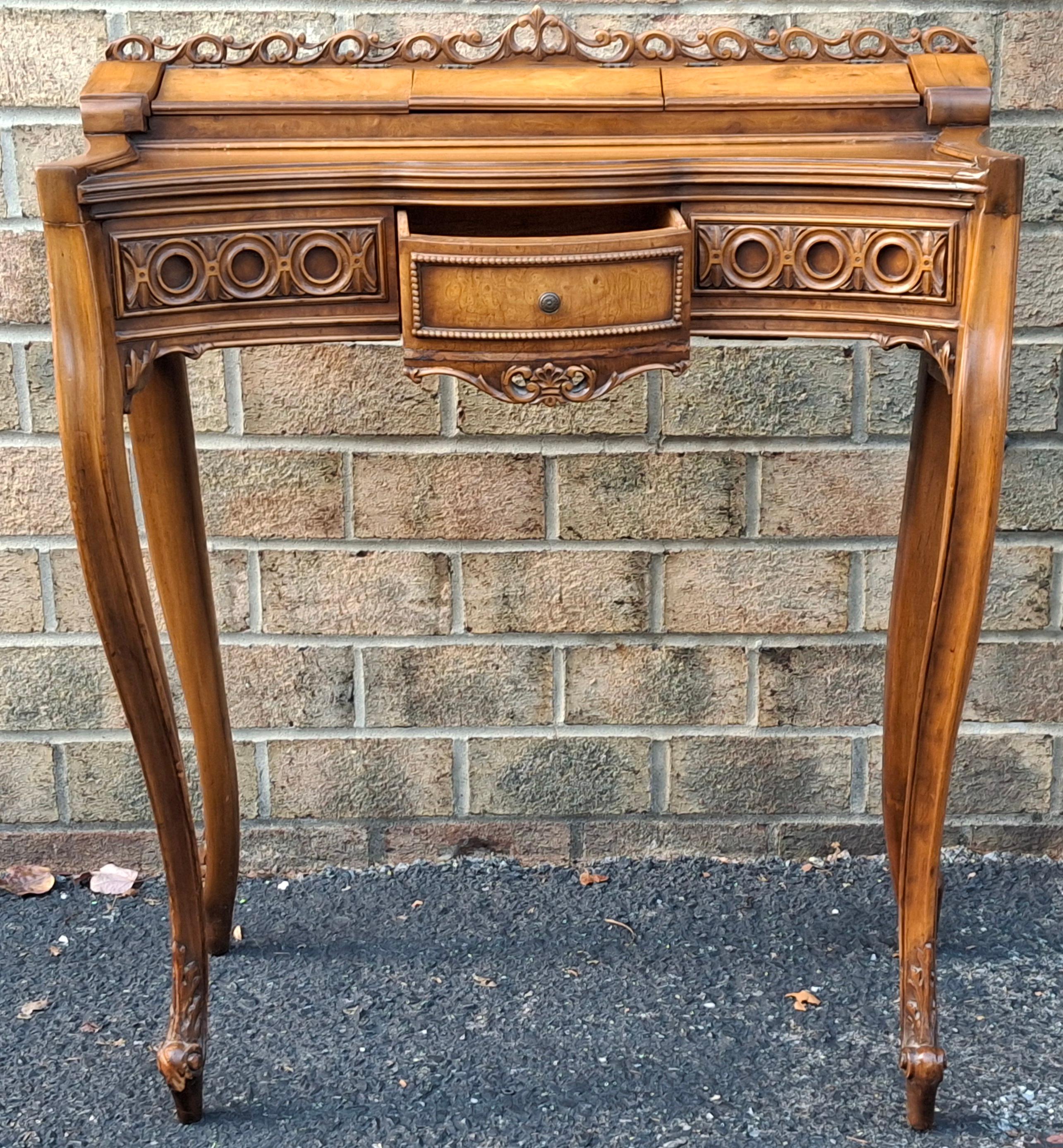 Französischer Schreibtisch aus Mahagoni und Wurzelholz im Louis XV-Stil für Damen im Angebot 1