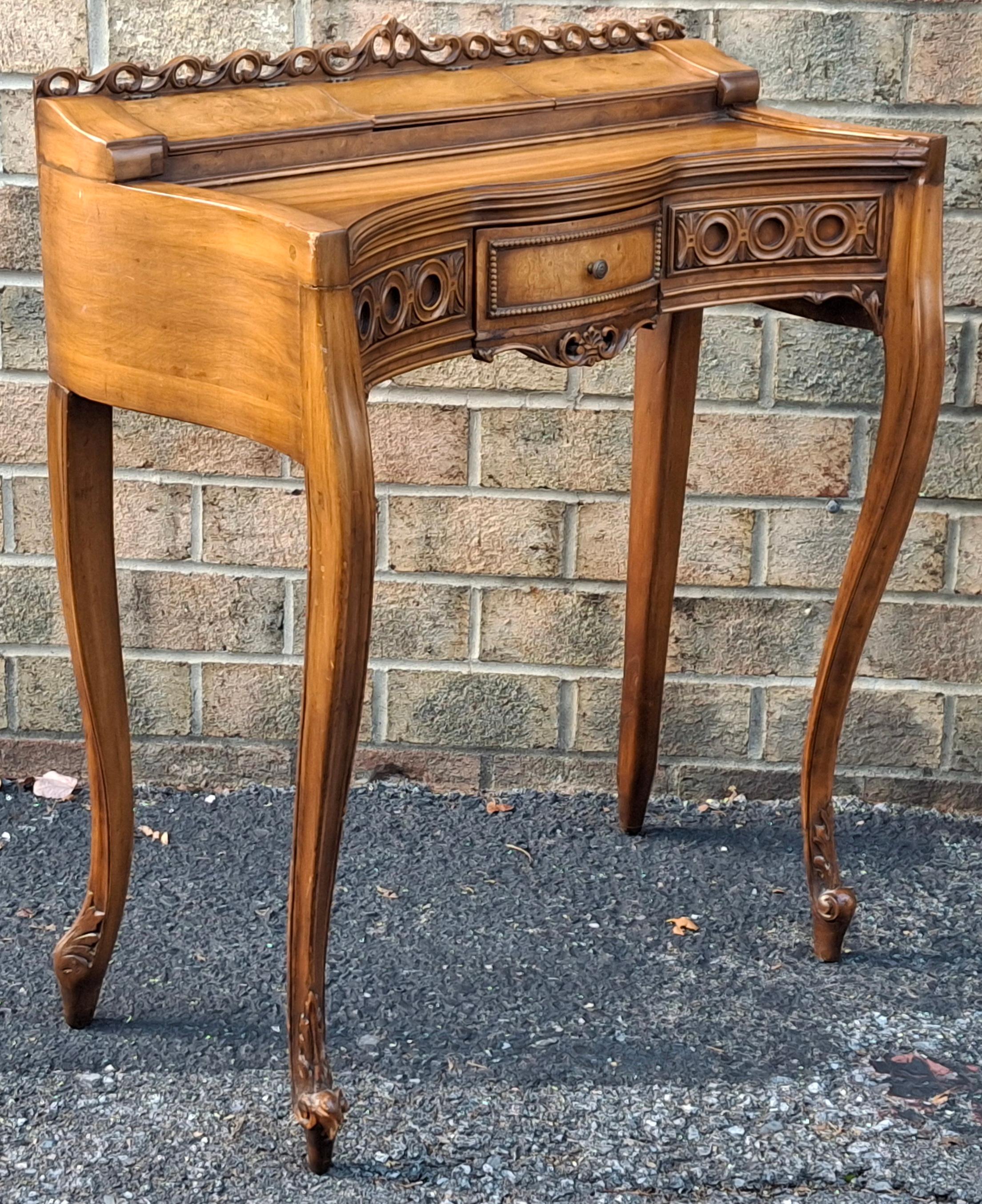 Französischer Schreibtisch aus Mahagoni und Wurzelholz im Louis XV-Stil für Damen im Angebot 2