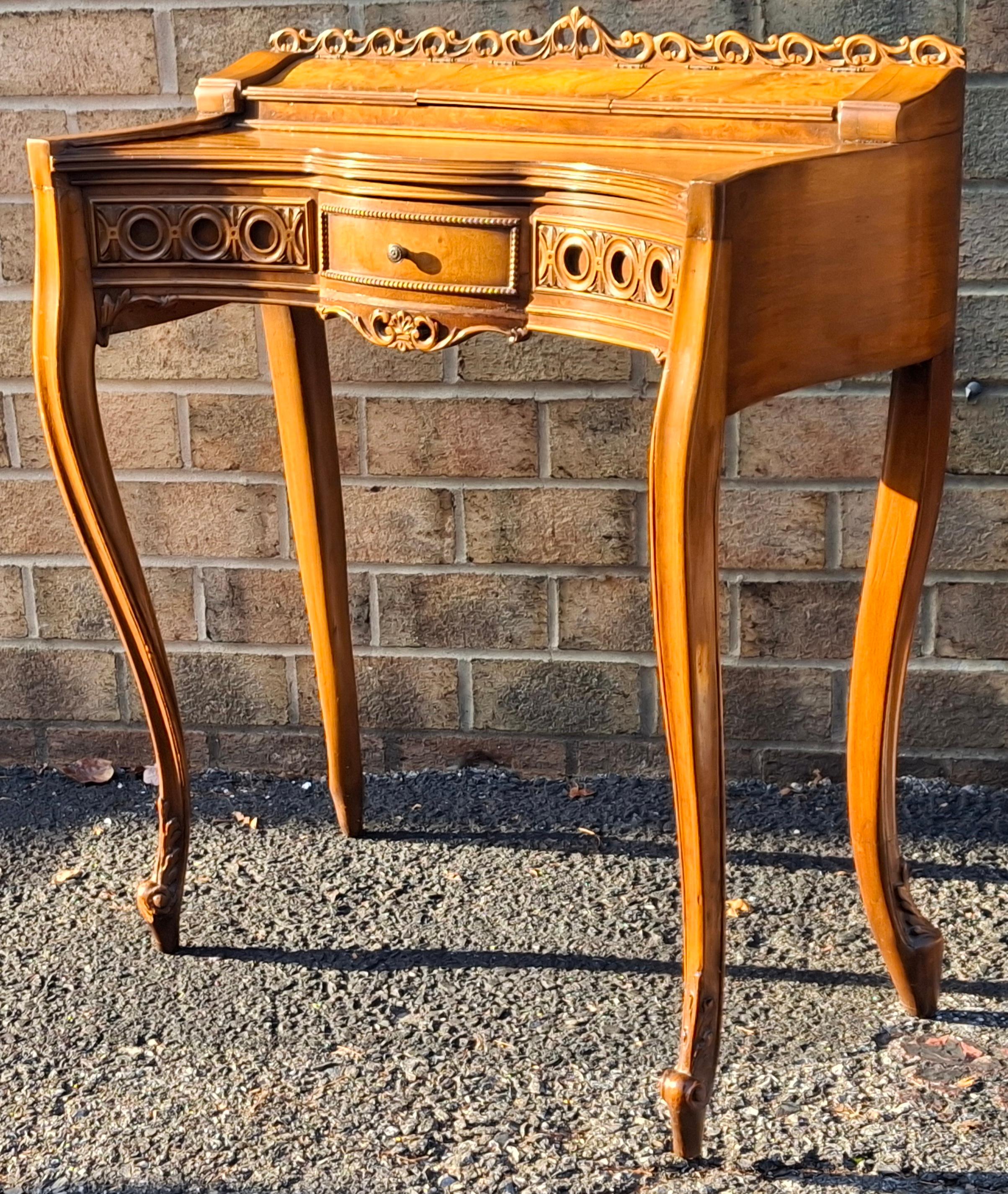 Französischer Schreibtisch aus Mahagoni und Wurzelholz im Louis XV-Stil für Damen im Angebot 3