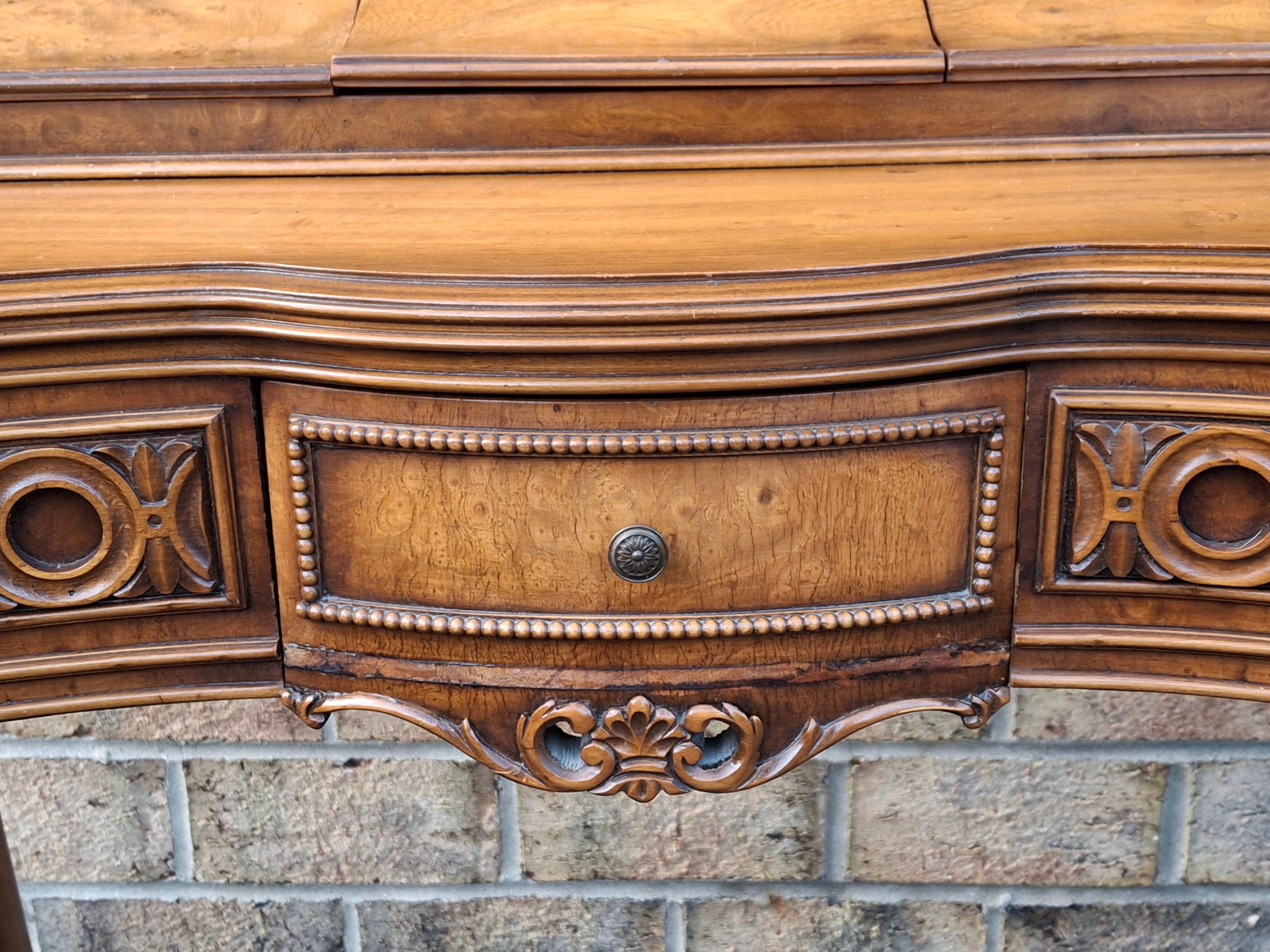 Französischer Schreibtisch aus Mahagoni und Wurzelholz im Louis XV-Stil für Damen im Angebot 4