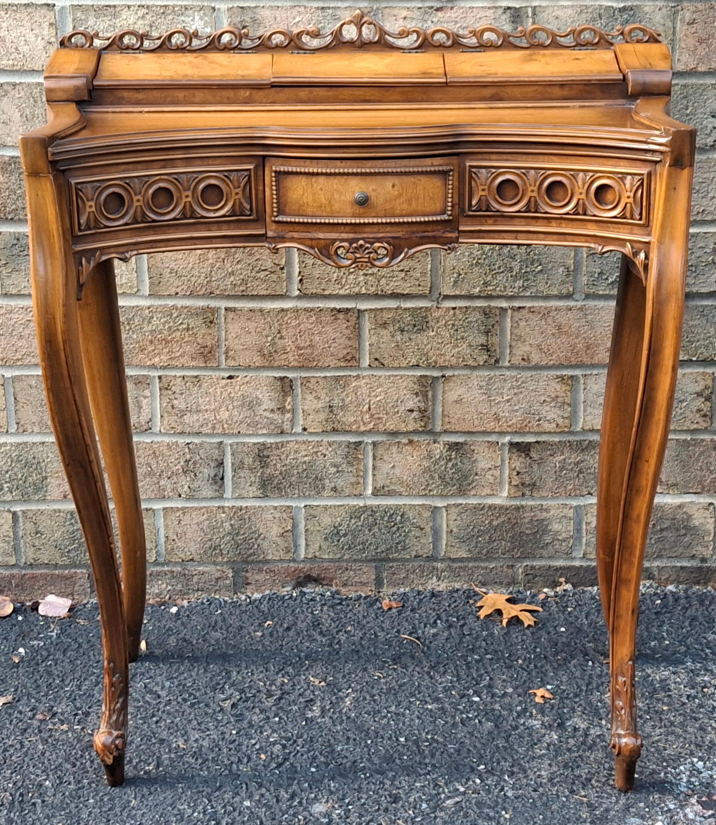 Französischer Schreibtisch aus Mahagoni und Wurzelholz im Louis XV-Stil für Damen (Louis XV.) im Angebot