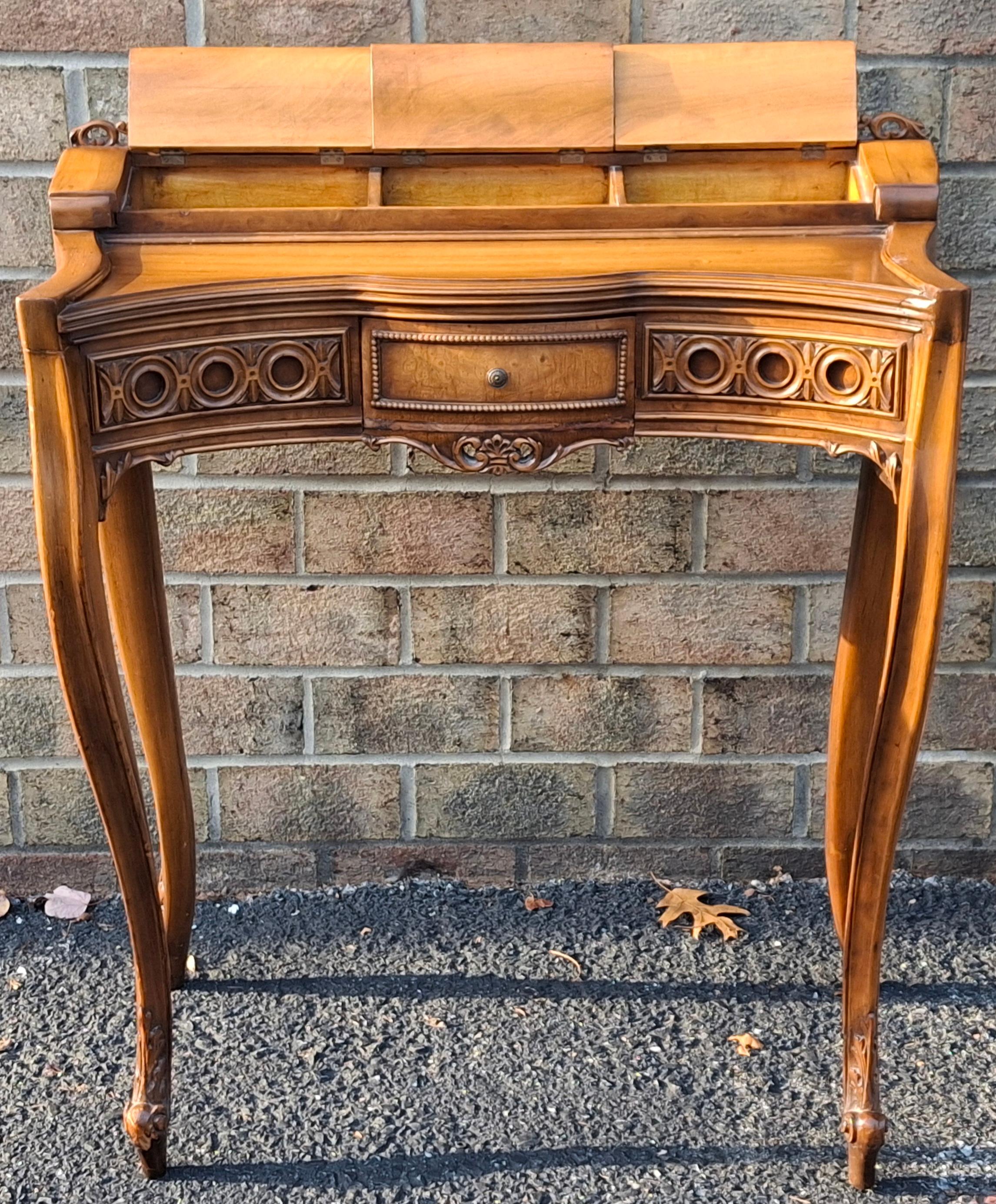 Französischer Schreibtisch aus Mahagoni und Wurzelholz im Louis XV-Stil für Damen (amerikanisch) im Angebot