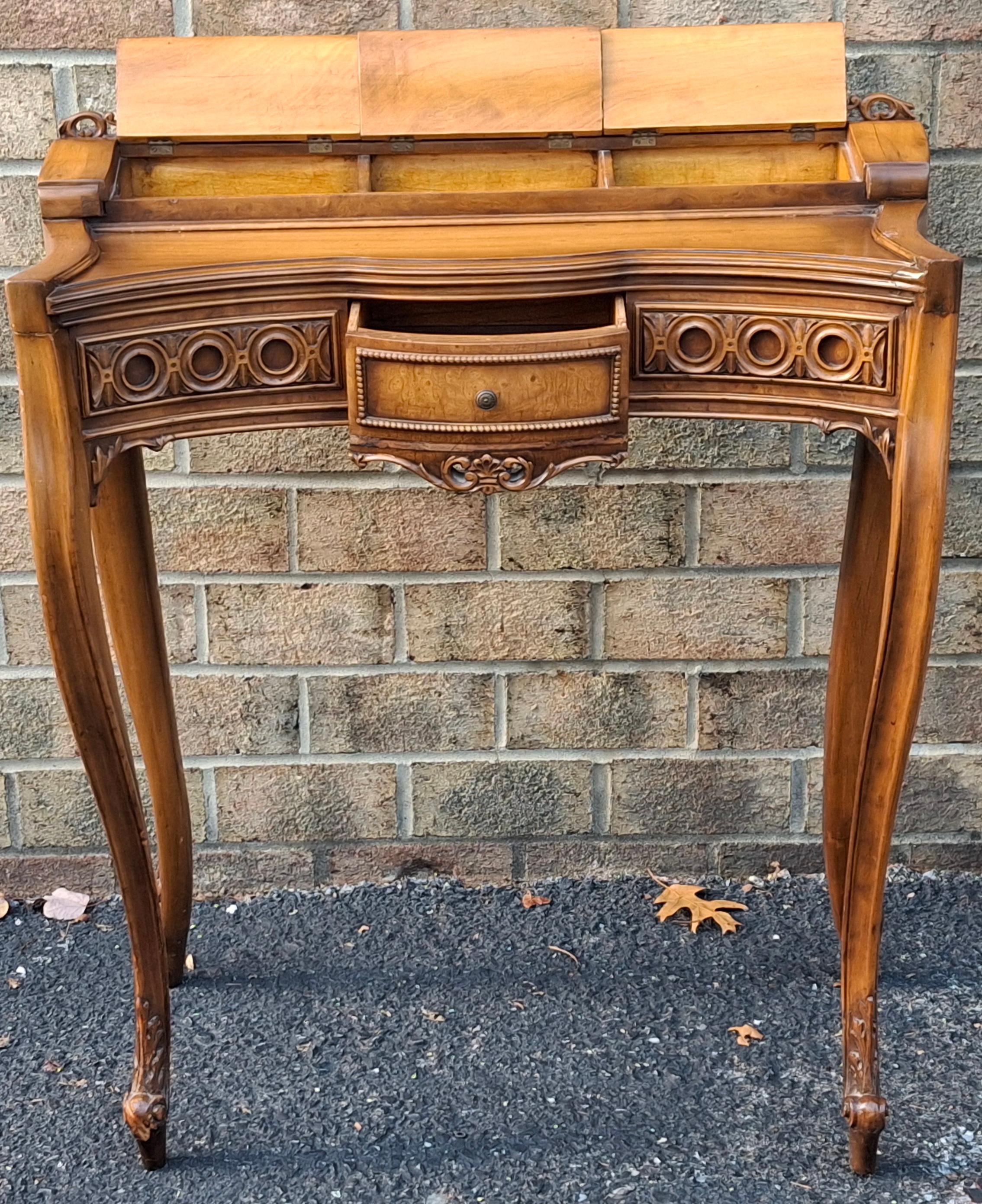 Französischer Schreibtisch aus Mahagoni und Wurzelholz im Louis XV-Stil für Damen (Geschnitzt) im Angebot