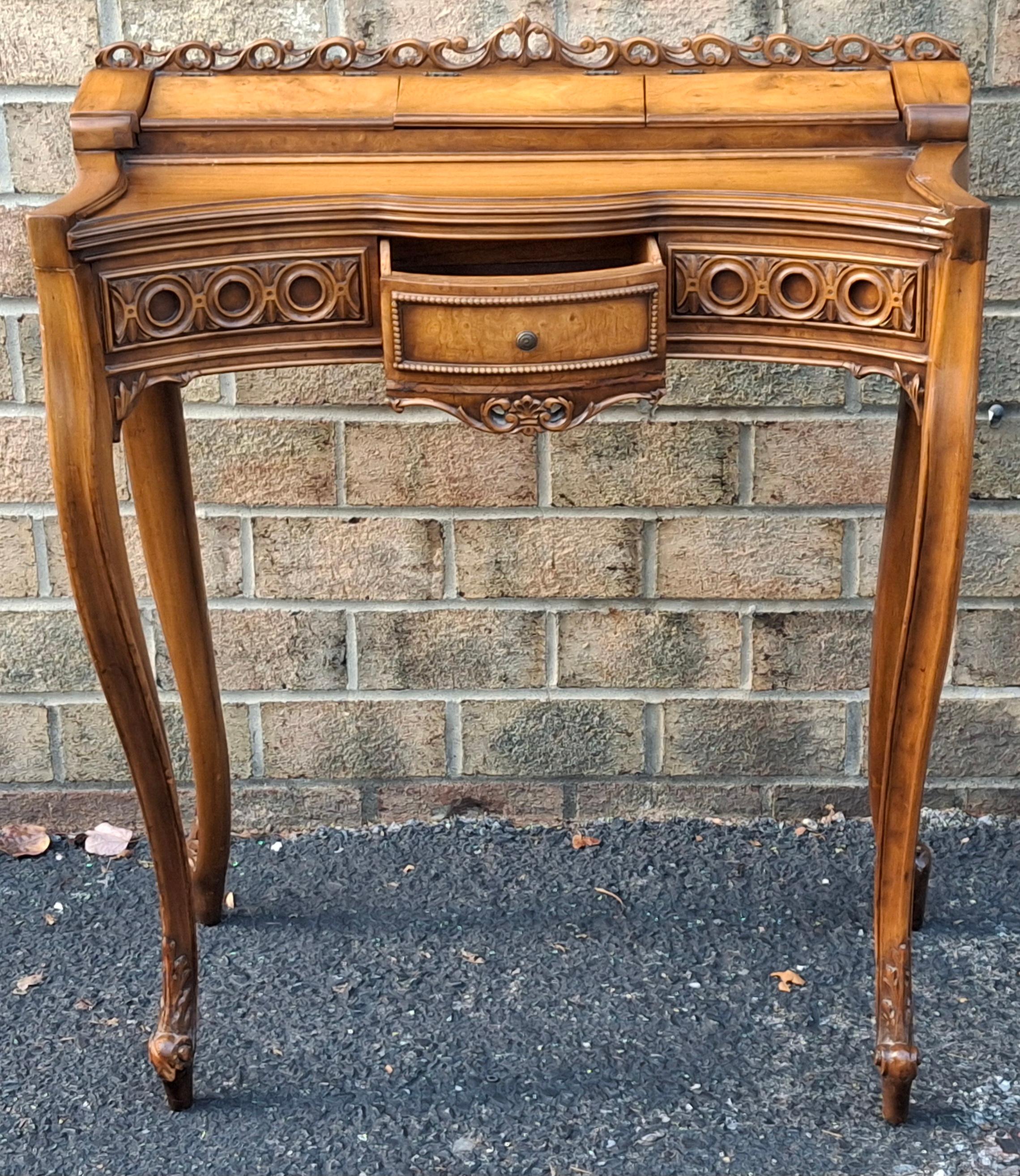 Französischer Schreibtisch aus Mahagoni und Wurzelholz im Louis XV-Stil für Damen im Zustand „Gut“ im Angebot in Germantown, MD