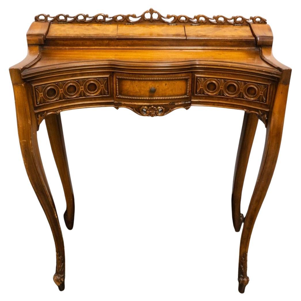 Ein französischer Schreibtisch aus Mahagoni und Wurzelholz im Louis XV-Stil.
Abmessungen:  27,5