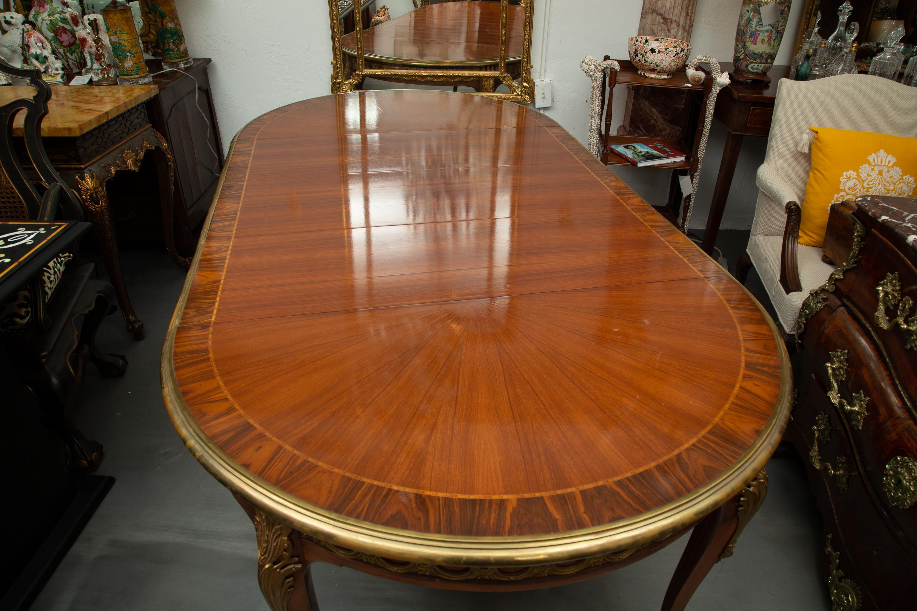 French Louis XV Style Mahogany and Rosewood Dining Table In Good Condition In WEST PALM BEACH, FL