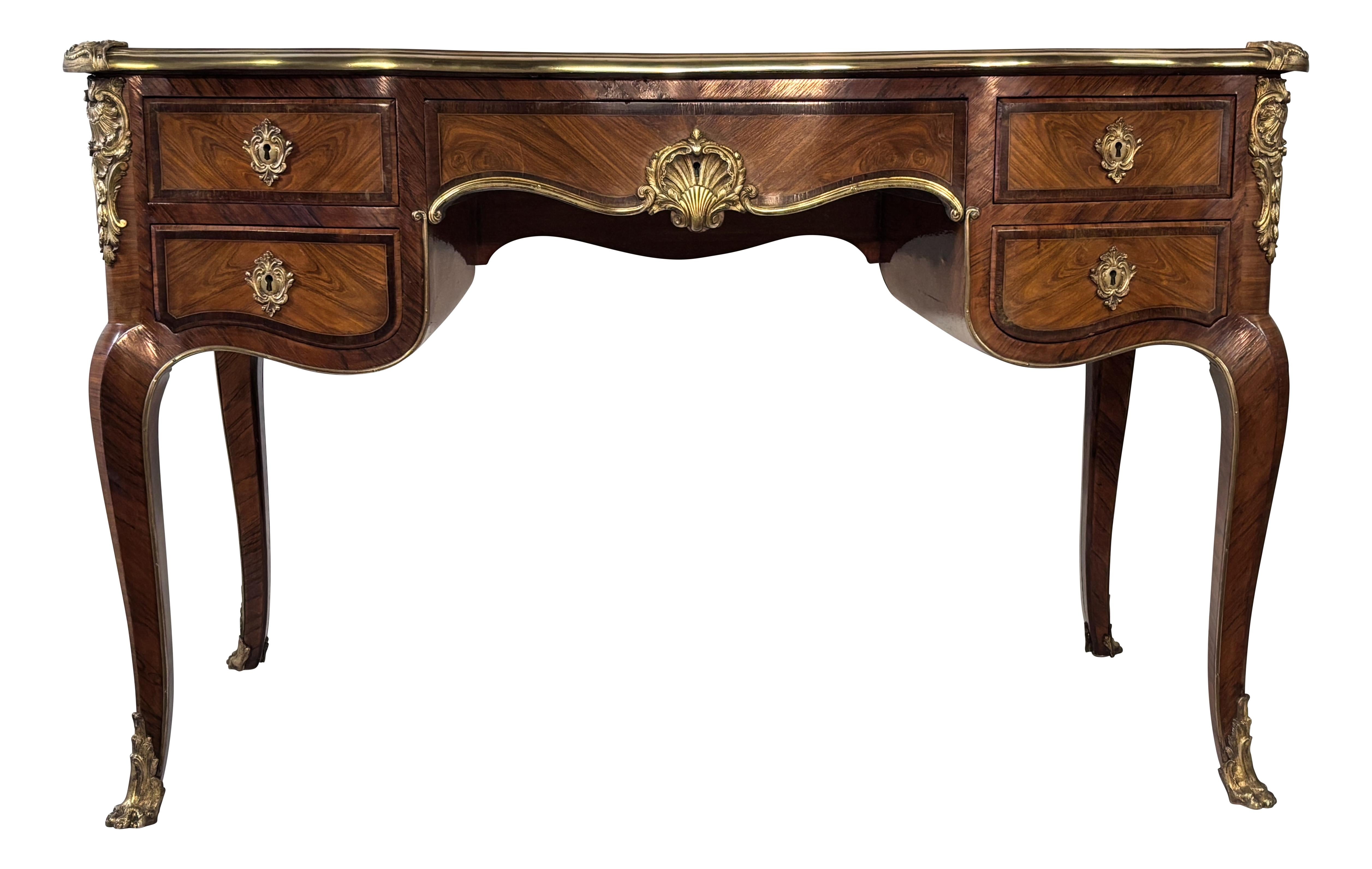 Français Table à écrire en acajou et bois de tulipier de style Louis XV en vente