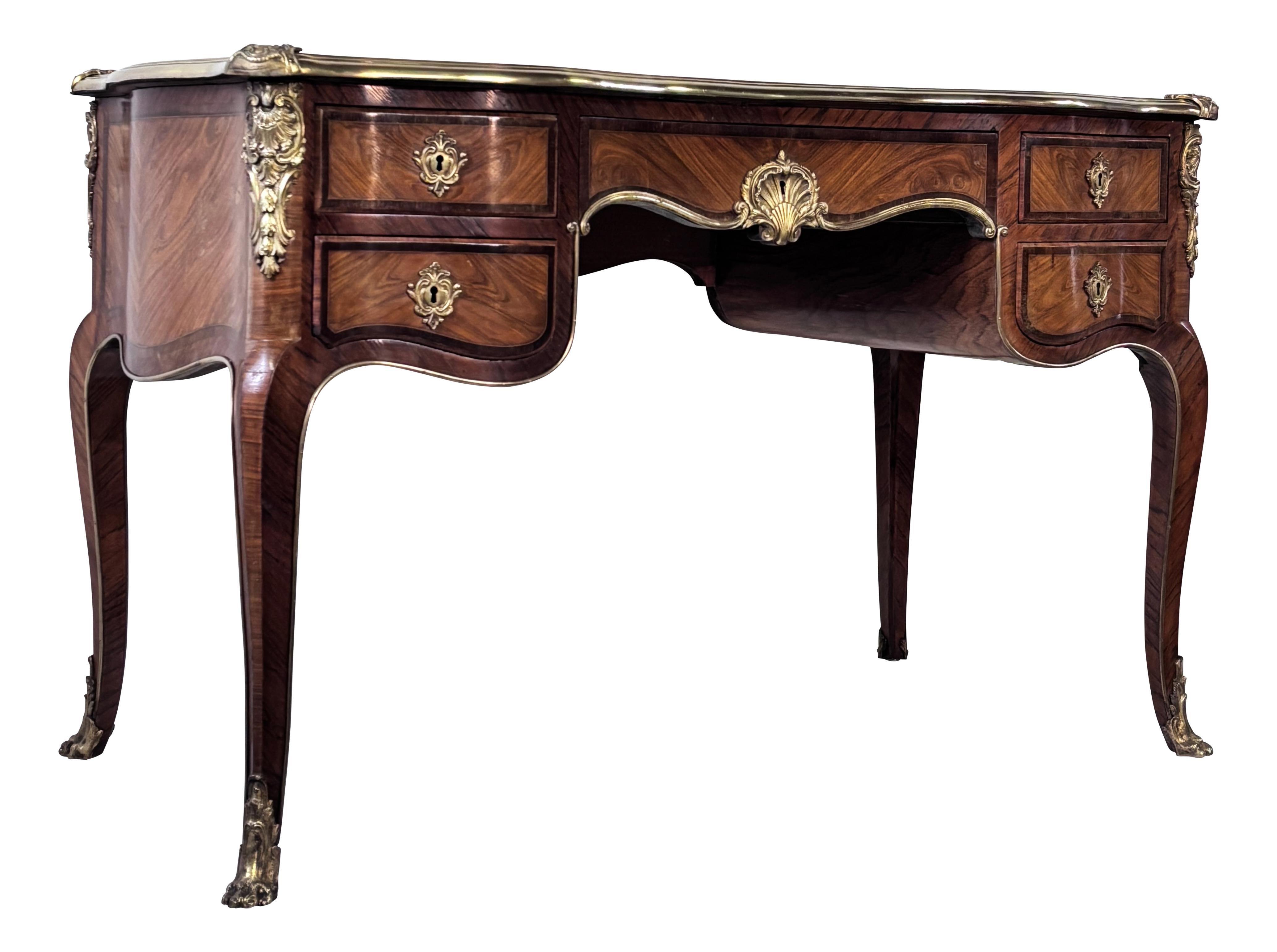 Table à écrire en acajou et bois de tulipier de style Louis XV Bon état - En vente à San Francisco, CA