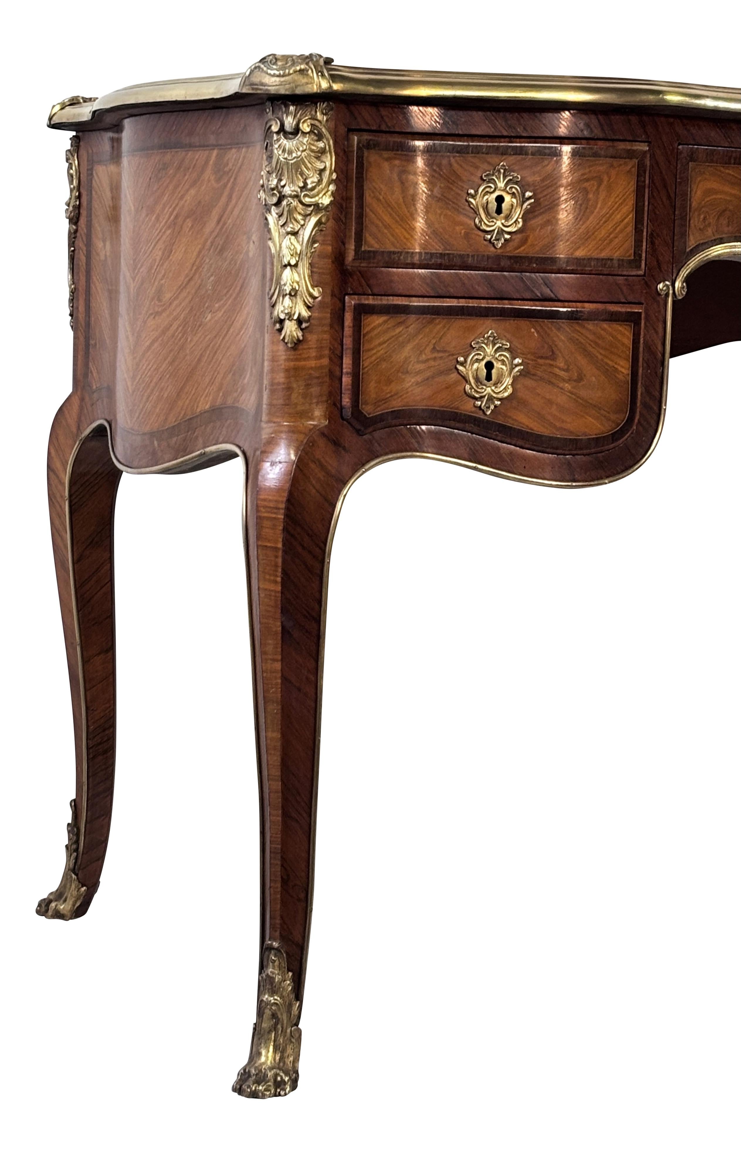 20ième siècle Table à écrire en acajou et bois de tulipier de style Louis XV en vente