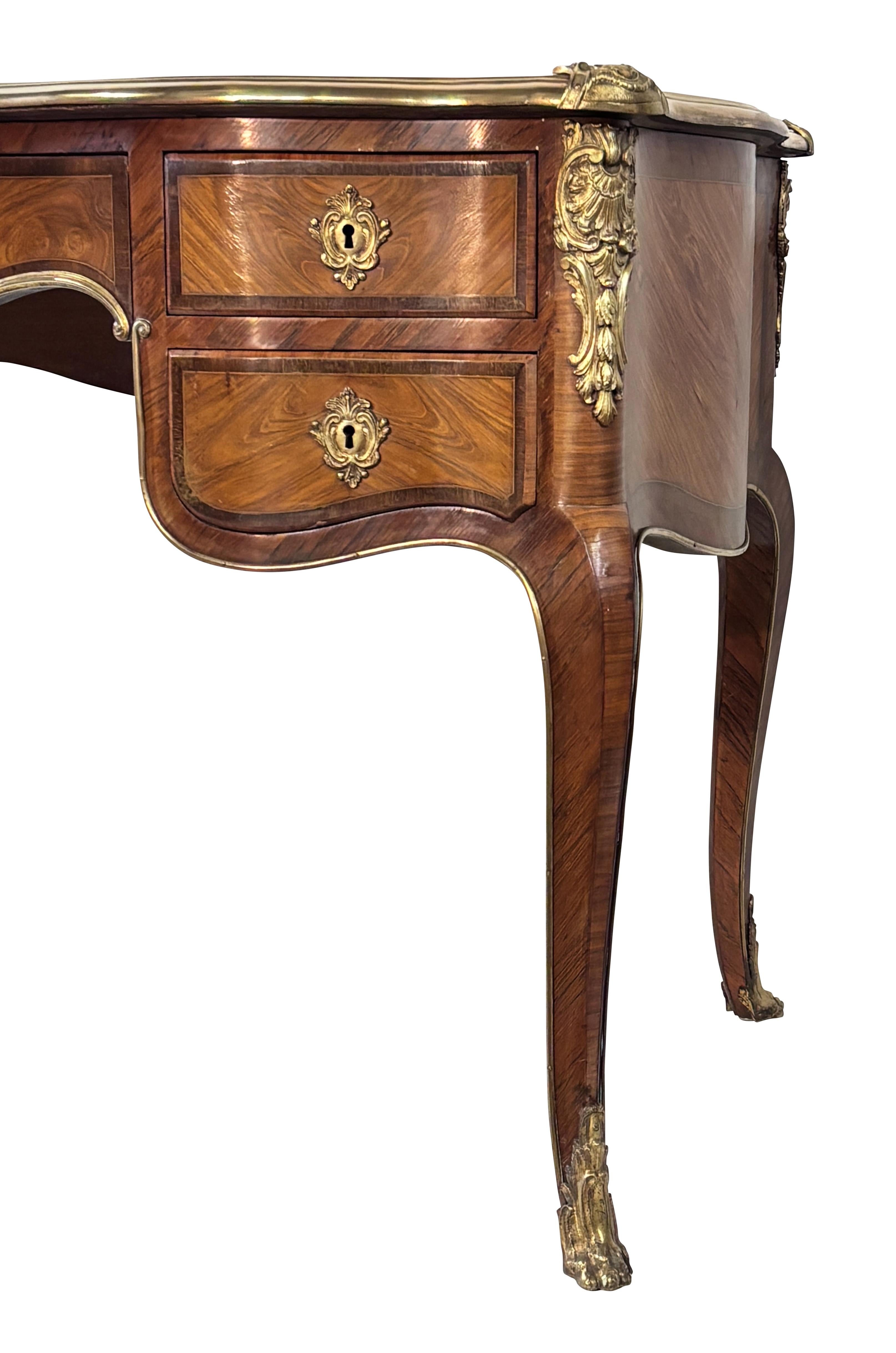 Laiton Table à écrire en acajou et bois de tulipier de style Louis XV en vente