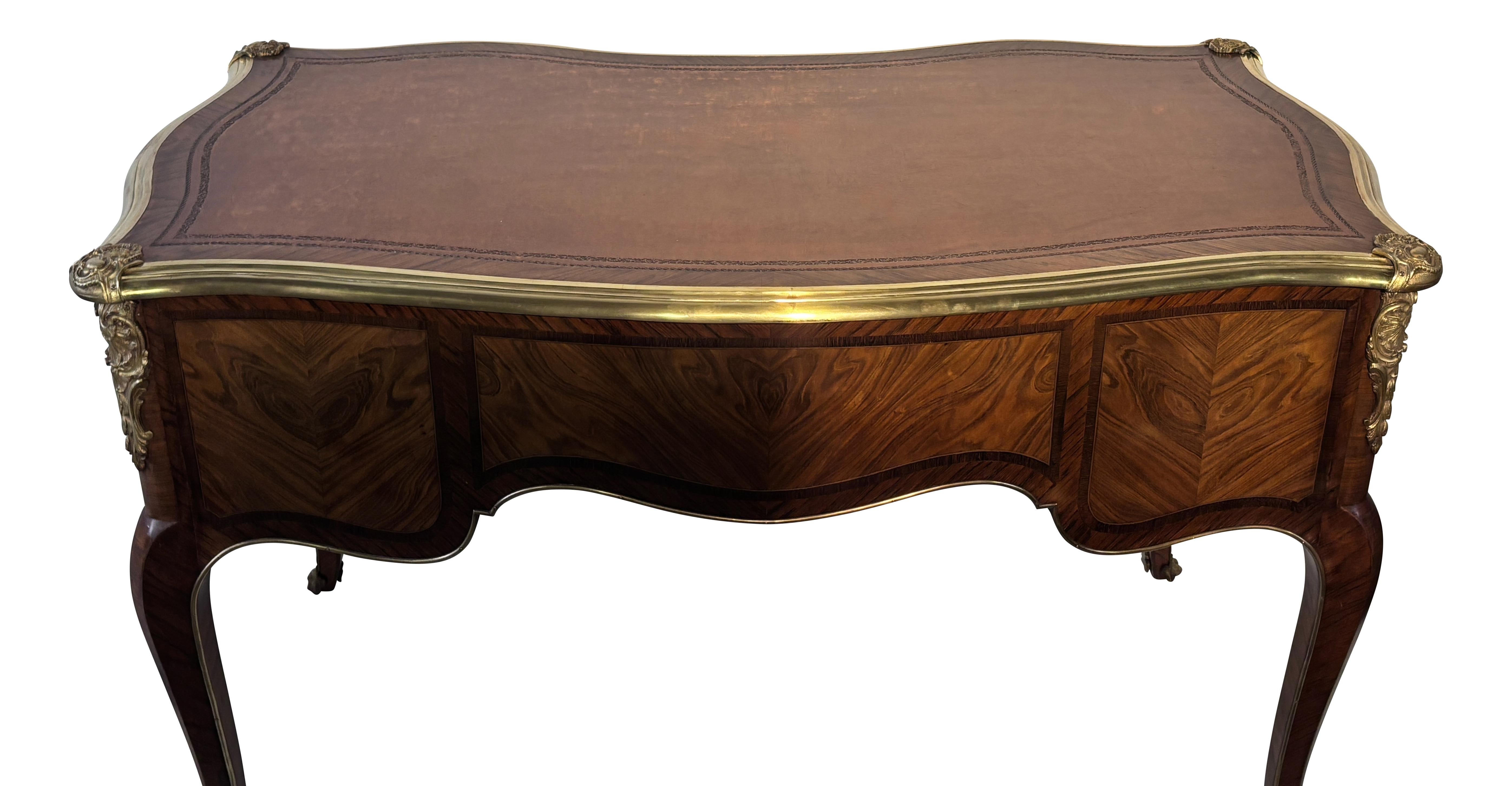Table à écrire en acajou et bois de tulipier de style Louis XV en vente 2