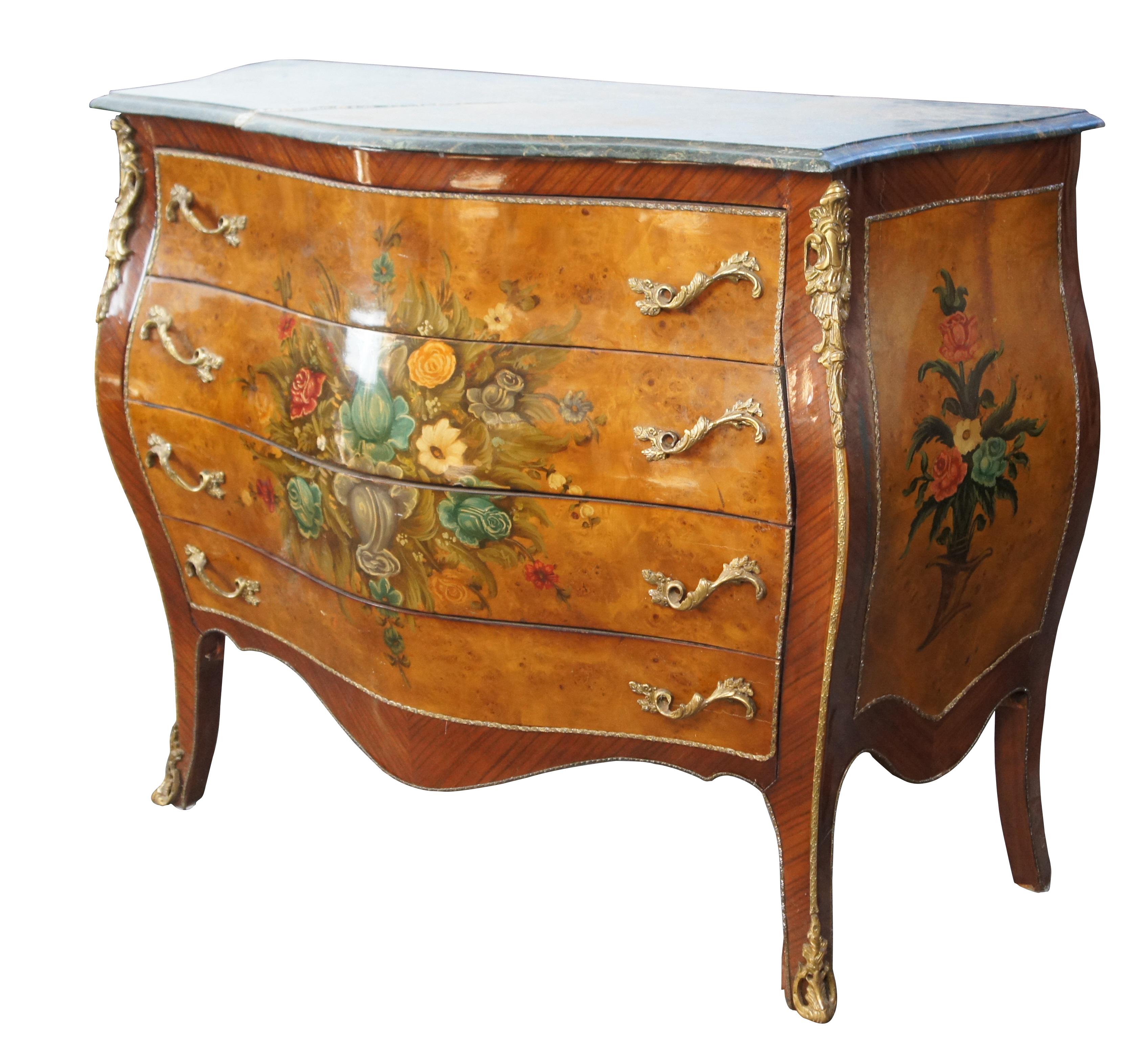 Commodo in marmo serpentino in stile Luigi XV del XX secolo / Cassettone / Comò.  Realizzato in mogano con acero birdseye e dettagli floreali dipinti a mano.  Presenta quattro cassetti a coda di rondine e finiture in ottone ormolu. 